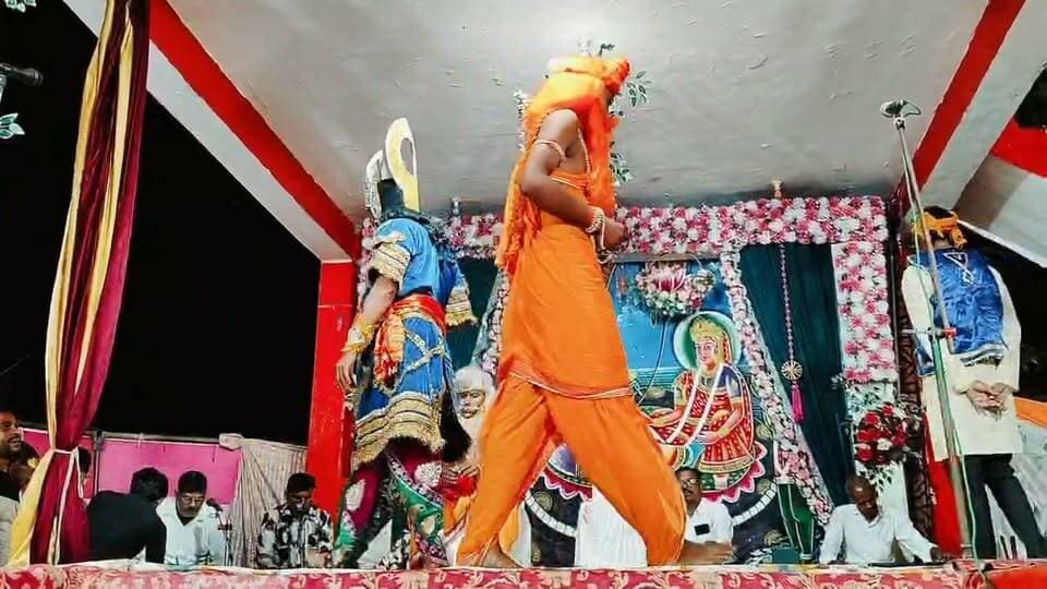 गुड़संडी क्षेत्र में रामलीला का मंचन, कलाकारों ने किया शानदार अभिनय
मिर्जापुर जिले के गुड़संडी क्षेत्र अंतर्गत पथरा, दसौधी, पतुलकीया और सड़वा में श्रीरामलीला कमेटी की ओर से रामलीला का मंचन आयोजित किया गया। इस दौरान कलाकारों ने भगवान श्रीराम के जीवन से जुड़े प्रसंगों का मंचन कर दर्शकों को भावविभोर किया। रामलीला के माध्यम से लोगों को मर्यादा, सत्य और धर्म के मार्ग पर चलने का संदेश दिया गया।
#Mirzapur #रामलीला #गुड़संडी #TodayMirzapurNews