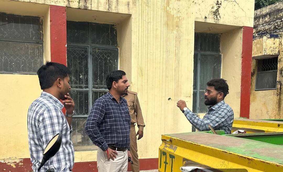 तिलहर/शाहजहांपुर
====
केंद्र संचालन में लापरवाही
बर्दाश्त नहीं:तहसीलदार।
=====
विवेक शर्मा (अंशु)
तहसीलदार ने सरकारी क्रय केंद्रों का निरीक्षण कर सुधार के निर्देश देते हुए उनके संचालन में किसी तरह की लापरवाही न बरतने का निर्देश दिया है।
सोमवार को नवीन गल्ला मंडी परिषद में किसानों से सीधे सरकारी धान खरीद के लिए लगाए जाने वाले सभी बारह क्रय केंद्रों का अचानक तहसीलदार आदेश कुमार ने निरीक्षण किया।निरीक्षण के दौरान तहसीलदार ने देखा कि सरकारी क्रय केंद्रों पर धान खरीद से संबंधित सभी सुविधाएं उपलब्ध कराई गई हैं अथवा नहीं इसके साथ ही यहां आने वाले किसानों के लिए बैठने और पीने के पानी आदि की व्यवस्था के क्या इंतजाम है।उन्होंने इस दौरान सख्त लहजे में कहा कि किसानों से धान खरीद के दौरान किसी तरह की कोई लापरवाही बर्दाश्त नहीं की जाएगी शासन की मंशानुरूप क्रय केंद्रों का संचालन होगा।
तहसीलदार आदेश कुमार ने बताया कि मंडी परिसर में बारह क्रय केंद्र लगाए जा रहे हैं जिन पर सभी व्यवस्थाएं उपलब्ध रहे इसके लिए संबंधितों को निर्देशित किया गया है।