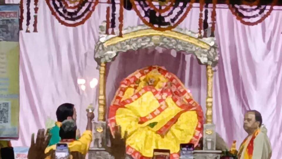 🌺 राधे राधे 🙏 जय श्री राधे रानी जी 🌺
बरसाना धाम से श्रीजी के मंगला आरती के दिव्य दर्शन कीजिये
आज पावन बरसाना धाम में शारदीय नवरात्र के तीसरे दिन, माँ चंद्रघंटा की आराधना के शुभ अवसर पर श्री लाडली जी महारानी श्री राधा रानी जी की मंगला आरती के दिव्य एवं मनमोहक दर्शन प्राप्त कीजिये 🙏🙏राधे राधे 🌹🌹
