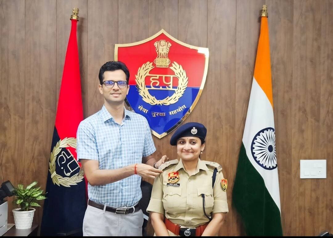 आईपीएस दीपिका अग्रवाल को मिला पदोन्नति का तोहफा: रेवाड़ी एसपी हेमेंद्र कुमार मीणा ने कंधे पर 'अशोक स्तंभ' लगाकर दी शुभकामनाएं
रेवाड़ी जिला पुलिस कार्यालय में आज एक गरिमामय एवं हर्षोल्लास पूर्ण कार्यक्रम का आयोजन किया गया। भारतीय पुलिस सेवा की होनहार अधिकारी दीपिका अग्रवाल को सहायक पुलिस अधीक्षक (ASP) पद से पदोन्नत कर अतिरिक्त पुलिस अधीक्षक (Additional SP) बनाया गया है। इस अवसर पर जिला पुलिस अधीक्षक श्री हेमेंद्र कुमार मीणा, आईपीएस ने अपने कार्यालय में उन्हें विधिवत रूप से पदोन्नति की रैंक (अशोक स्तंभ) लगाकर हार्दिक बधाई एवं शुभकामनाएं दीं।
उत्कृष्ट शैक्षणिक एवं व्यावसायिक पृष्ठभूमि
2023 बैच की आईपीएस अधिकारी दीपिका अग्रवाल एक उत्कृष्ट शैक्षणिक एवं व्यावसायिक पृष्ठभूमि रखती हैं:
शिक्षा: उन्होंने देश के प्रतिष्ठित श्री राम कॉलेज ऑफ कॉमर्स (SRCC), दिल्ली विश्वविद्यालय से बी.कॉम (B.Com) में स्नातक की डिग्री हासिल की। तत्पश्चात, उन्होंने इंडियन स्कूल ऑफ बिजनेस (ISB), हैदराबाद से फाइनेंस में पोस्ट-ग्रेजुएशन (MBA) पूर्ण किया।
कॉर्पोरेट अनुभव: सिविल सेवा में आने से पूर्व दीपिका अग्रवाल ने कॉर्पोरेट क्षेत्र में एक सफल इन्वेस्टमेंट प्रोफेशनल के रूप में भी अपनी सेवाएं दी हैं।
सेवा सफर: आईपीएस दीपिका अग्रवाल ने दिसंबर 2025 से मई 2026 तक जिला करनाल में अपना अनिवार्य व्यावहारिक प्रशिक्षण (District Practical Training) सफलतापूर्वक पूर्ण किया था। इसके उपरांत, 04 सितंबर 2026 को उन्होंने जिला रेवाड़ी में असिस्टेंट सुपरिटेंडेंट ऑफ पुलिस (ASP) के पद पर विधिवत पदभार ग्रहण किया था।
एसपी हेमेंद्र कुमार मीणा ने की भूरि-भूरि प्रशंसा
जिला पुलिस प्रमुख श्री हेमेंद्र कुमार मीणा, आईपीएस ने पदोन्नत अधिकारी दीपिका अग्रवाल के अब तक के कार्यकाल की भूरि-भूरि प्रशंसा की। उन्होंने कहा: "दीपिका अग्रवाल ने अपनी निष्ठा, कर्तव्यपरायणता और कुशलता से क्षेत्र में कानून-व्यवस्था बनाए रखने में अत्यंत महत्वपूर्ण योगदान दिया है। नई जिम्मेदारी मिलने से जिला पुलिस बल को उनकी प्रशासनिक एवं कॉर्पोरेट क्षमताओं का और अधिक लाभ मिलेगा। मुझे पूर्ण विश्वास है कि वे भविष्य में भी इसी समर्पण भाव से जनसेवा करेंगी और पुलिस विभाग का नाम रोशन करती रहेंगी।"
कार्यक्रम के दौरान पुलिस अधीक्षक कार्यालय के सभी अधिकारी एवं कर्मचारी उपस्थित रहे। सभी ने अतिरिक्त पुलिस अधीक्षक दीपिका अग्रवाल को पुष्पगुच्छ भेंट कर एवं मुंह मीठा करवा कर बधाई दी तथा उनके उज्जवल एवं सफल भावी कार्यकाल की कामना की।
अतिरिक्त पुलिस अधीक्षक दीपिका अग्रवाल का संदेश
अपनी पदोन्नति पर आभार व्यक्त करते हुए अतिरिक्त पुलिस अधीक्षक दीपिका अग्रवाल, आईपीएस ने जिला पुलिस अधीक्षक श्री हेमेंद्र कुमार मीणा तथा समस्त पुलिस परिवार का धन्यवाद किया। उन्होंने कहा कि पुलिस विभाग द्वारा उन पर जो विश्वास जताया गया है, वे उस पर पूरी निष्ठा, ईमानदारी और समर्पण के साथ खरी उतरेंगी। वे क्षेत्र में कानून-व्यवस्था को और अधिक सुदृढ़ बनाने तथा आमजन को त्वरित न्याय दिलाने के लिए सदैव तत्पर रहेंगी।