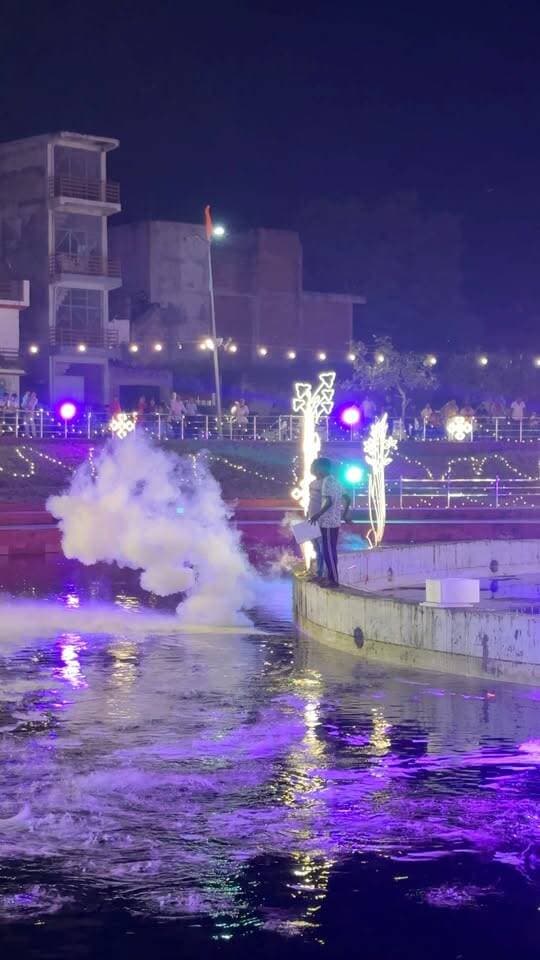 दोस्तों अगर आप बाराबंकी वाले हैं तो बताइए आखिर इसमें क्या डाला गया है जिससे पानी में बादल बन जा रहा है? 🤔☁️
कमेंट करके बताओ ये क्या चीज है? #viralpost #barabankiupdates