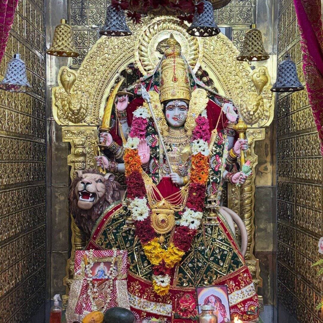 नवरात्रि के पहले दिन माता शैलपुत्री की पूजा की जाती है। इन्हें पर्वतराज हिमालय की पुत्री होने के कारण शैलपुत्री कहा जाता है। ये माँ दुर्गा के नौ स्वरूपों में पहला स्वरूप है और भक्तों को धैर्य, शक्ति और स्थिरता का आशीर्वाद प्रदान करती हैं।