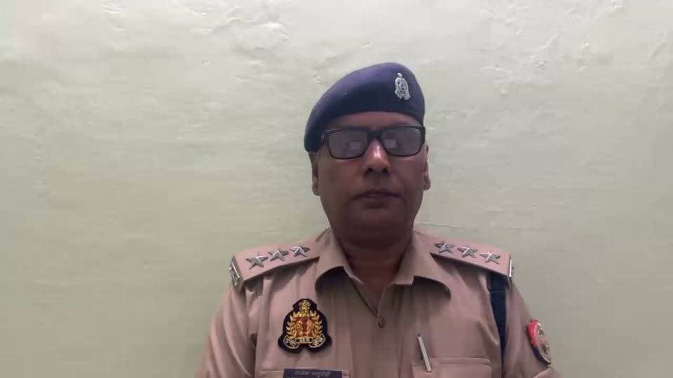 देवरिया: स्कूल में दो नाबालिग छात्राओं से बैड टच का आरोप, शिक्षक गिरफ्तार
महुआडीह थाना क्षेत्र का मामला, पीड़िता की मां की तहरीर पर दर्ज हुआ मुकदमा
देवरिया। जनपद देवरिया के महुआडीह थाना क्षेत्र में स्कूल में पढ़ने वाली दो नाबालिग छात्राओं के साथ शिक्षक द्वारा कथित रूप से अनुचित स्पर्श (बैड टच) किए जाने का मामला सामने आया है। मामले में पीड़ित छात्राओं की मां की तहरीर पर पुलिस ने संबंधित धाराओं में मुकदमा दर्ज कर आरोपी शिक्षक को गिरफ्तार कर लिया है।
पुलिस के अनुसार, मामले में आगे की विधिक कार्रवाई की जा रही है। घटना के संबंध में क्षेत्राधिकारी रुद्रपुर/नगर राजेश चतुर्वेदी ने जानकारी देते हुए बताया कि शिकायत के आधार पर मुकदमा दर्ज कर आरोपी शिक्षक को गिरफ्तार किया गया है।
देवरिया जंक्शन न्यूज़ | निष्पक्ष, सटीक और जनहित की खबरें।