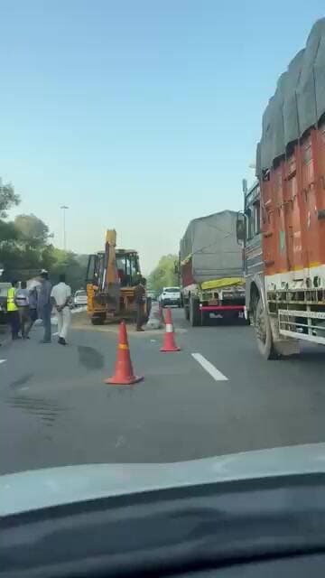 कालका पंचकुला highway पर चण्डीमंदिर के समीप सरकारी अनाज को ले जा रही ट्रैक्टर ट्रॉली पलटी