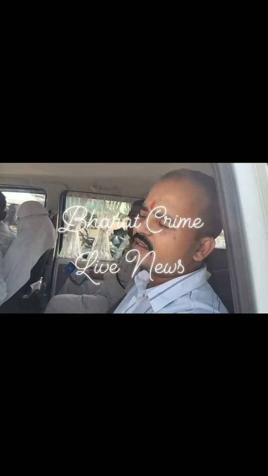 दुर्गा पूजा पंडालों और मेले की सुरक्षा व्यवस्था का एसडीएम व एसडीपीओ 2 ने लिया जायजा
दुर्गा पूजा पंडालों एवं मेले में सुरक्षा व्यवस्था का जायजा लेने के लिए एसडीएम गौरव कुमार सिंह और एसडीपीओ-2 आदित्य कुमार ने विभिन्न क्षेत्रों का निरीक्षण किया। इस दौरान अधिकारियों ने सुरक्षा व्यवस्था, भीड़ नियंत्रण और यातायात प्रबंधन को लेकर संबंधित पदाधिकारियों एवं पुलिसकर्मियों को आवश्यक दिशा-निर्देश दिए।