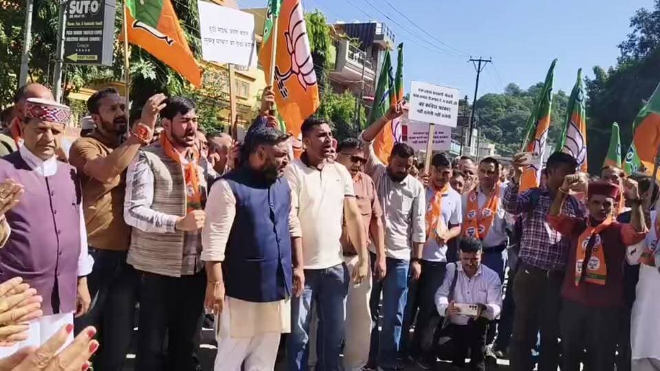 Live नाहन:प्रदेश सरकार के खिलाफ भाजपा का नाहन में धरना प्रदर्शन,जलाया पुतला...