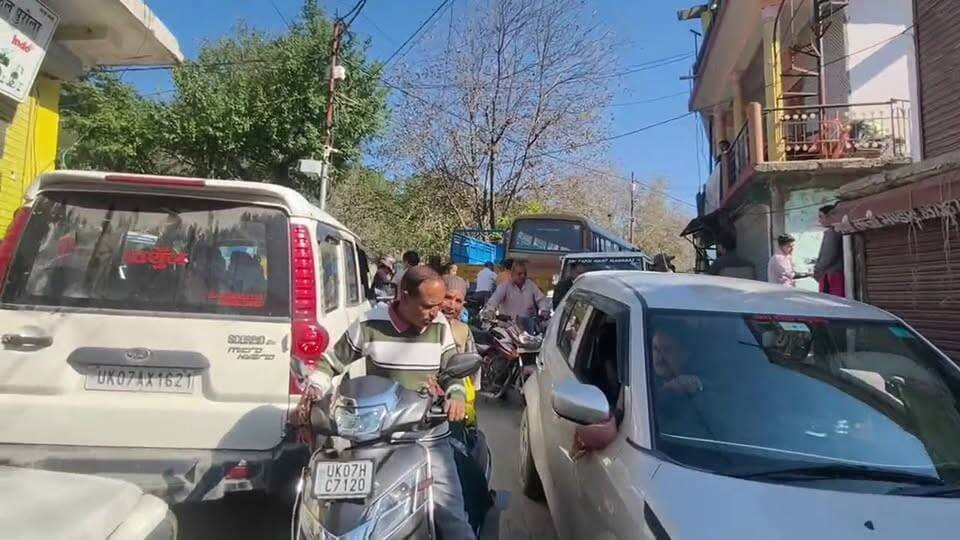 पुरोला विधानसभा के पुरोला में जाम के झाम व नेताओं की अधूरी घोषणाओं से झूझ रहे आम जनमानस।