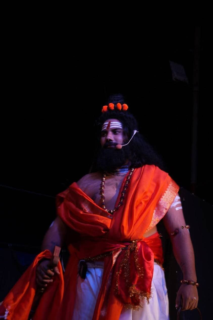 पिथौरागढ़ : सदर रामलीला में राम-लक्ष्मण ने किया ताड़का वध, अहिल्या का हुआ उद्धार
पिथौरागढ़:- श्री रामलीला प्रबन्धकारिणी समिति पिथौरागढ़ द्वारा आयोजित ऐतिहासिक 130वें रामलीला मंचन के द्वितीय दिवस राम-लक्ष्मण द्वारा यज्ञ रक्षा, ताड़का वध और अहिल्या उद्धार की लीला का प्रभावशाली मंचन किया गया।
लीला में दर्शाया गया कि महामुनि विश्वामित्र अपने यज्ञ की रक्षा के लिए राजा दशरथ से श्रीराम और लक्ष्मण को साथ भेजने का आग्रह करते हैं। कुलगुरु वशिष्ठ की सलाह और राजा दशरथ की आज्ञा से दोनों राजकुमार विश्वामित्र के साथ प्रस्थान करते हैं। मार्ग में श्रीराम और लक्ष्मण ताड़का, सुबाहु जैसे राक्षसों का वध कर ऋषि के यज्ञ की रक्षा करते हैं, जबकि मारीच को परास्त कर दूर भेज देते हैं।
इसके बाद जनकपुरी में आयोजित होने वाले स्वयंवर का आमंत्रण मिलने पर विश्वामित्र श्रीराम और लक्ष्मण के साथ जनकपुरी की ओर प्रस्थान करते हैं। मार्ग में श्रीराम अपने चरण स्पर्श से शापग्रस्त अहिल्या का उद्धार करते हैं।
मंचन में राम की भूमिका आयुष कलखुडिया, लक्ष्मण की पीयूष उप्रेती, राजा दशरथ की रविकांत पुनेड़ा, भरत की सुमित खर्कवाल और शत्रुघ्न की गोलू वर्मा ने निभाई। वहीं ताड़का के रूप में आशीष पुनेठा, सुबाहु व मारीच के रूप में विवेक और दिव्यांशु, विश्वामित्र के रूप में आयुष तथा वशिष्ठ के रूप में रवि ने अभिनय किया।