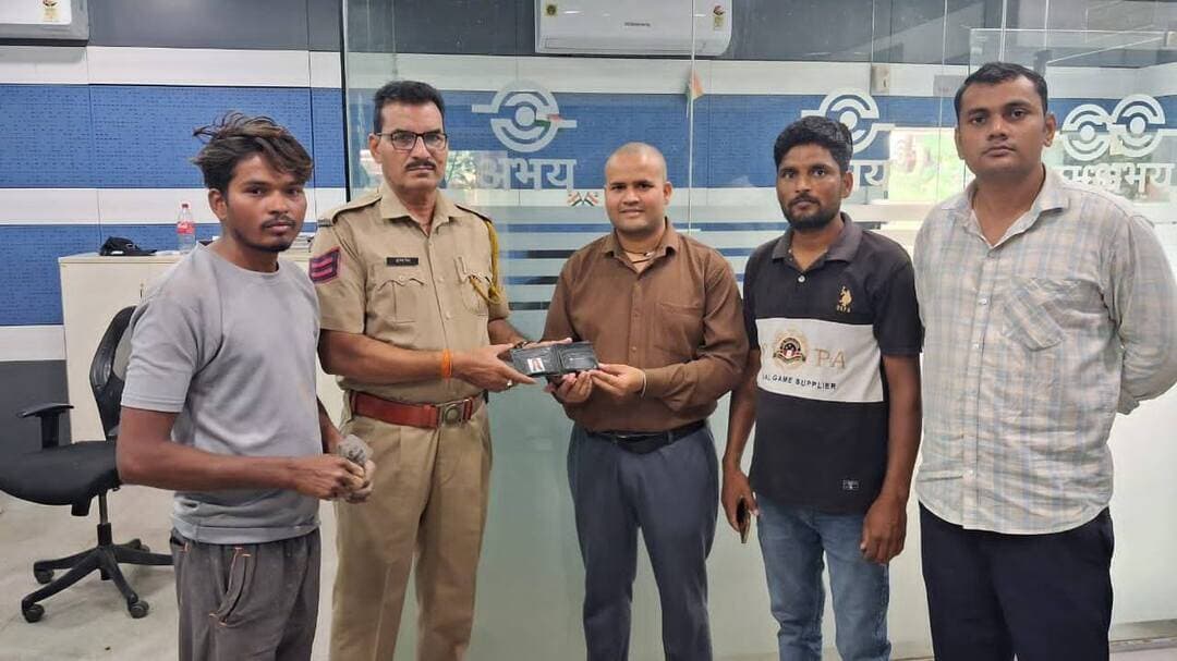*धौलपुर पुलिस की तकनीकी दक्षता व तीसरी आंख की सहायता से खोया हुआ पर्स सकुशल बरामद*
*अभय कमाण्ड सेंटर के CCTV कैमरों की मदद से चंद समय में तलाशा पर्स, बाइक के रजिस्ट्रेशन नंबर से संबंधित व्यक्ति तक पहुँची पुलिस टीम*
*नकदी, ATM कार्ड, ड्राइविंग लाइसेंस सहित सभी महत्वपूर्ण दस्तावेज सुरक्षित परिवादी को सुपुर्द*
पुलिस अधीक्षक विकास सांगवान के निर्देशन व अतिरिक्त पुलिस अधीक्षक श्री वैभव शर्मा के सुपरविजन में धौलपुर पुलिस आमजन की सहायता, त्वरित कार्रवाई एवं आधुनिक तकनीक के प्रभावी उपयोग के माध्यम से जनविश्वास को मजबूत करने की दिशा में निरंतर कार्य कर रही है। इसी क्रम में अभय कमाण्ड एण्ड कंट्रोल सेंटर, धौलपुर की टीम ने CCTV कैमरों की मदद से खोये हुए पर्स को तलाश कर सकुशल उसके मालिक को सुपुर्द करने में सफलता हासिल की है। कल दिनांक 12 अक्टूबर 2026 को श्री अमित कुमार पुत्र श्री मदन लाल, निवासी बालावाला, देहरादून (उत्तराखंड), हाल असिस्टेंट ब्रांच मैनेजर, पंजाब नेशनल बैंक, सैंपऊ का पर्स मोर मुकुट मिष्ठान भंडार के सामने नारियल पानी पीने के बाद कार में बैठते समय अनजाने में गिर गया। पर्स खोने का पता चलने पर उन्होंने अभय कमाण्ड एण्ड कंट्रोल सेंटर को सूचना दी और पर्स की तलाश में सहायता मांगी।
*CCTV फुटेज का सूक्ष्म विश्लेषण कर बाइक सवार को किया चिन्हित*
सूचना प्राप्त होते ही पुलिस अधीक्षक श्री विकास सांगवान के निर्देशन में अभय कमाण्ड सेंटर की टीम ने त्वरित कार्रवाई करते हुए घटनास्थल एवं आसपास के CCTV कैमरों की फुटेज का बारीकी से अवलोकन किया। कैमरों से प्राप्त दृश्य एवं उपलब्ध समयक्रम का विश्लेषण करते हुए टीम ने एक पल्सर मोटरसाइकिल सवार व्यक्ति को सड़क पर गिरे हुए पर्स को उठाते हुए चिन्हित किया। इसके बाद फुटेज में दिखाई दे रही मोटरसाइकिल के पंजीयन नंबर के आधार पर संबंधित व्यक्ति की जानकारी प्राप्त की गई। उपलब्ध जानकारी के माध्यम से उससे संपर्क स्थापित कर पर्स के संबंध में पूछताछ की गई। अभय कमाण्ड सेंटर की टीम के समन्वित प्रयासों से पर्स को सकुशल प्राप्त कर लिया गया। अभय कमाण्ड सेंटर के प्रभारी सहायक उप निरीक्षक श्री सुरेन्द्र सिंह के नेतृत्व में हेड कांस्टेबल लोकेश शर्मा एवं कांस्टेबल पंकज तोमर ने तत्परता, सतर्कता एवं तकनीकी दक्षता का परिचय देते हुए पर्स बरामद करने में महत्वपूर्ण भूमिका निभाई। सत्यापन के पश्चात पर्स परिवादी श्री अमित कुमार को सुपुर्द कर दिया गया। पर्स में 1,200 रुपये नकद, ATM कार्ड, ड्राइविंग लाइसेंस, पैन कार्ड, वोटर आईडी, बैंक पहचान-पत्र (I-Card) एवं अन्य महत्वपूर्ण दस्तावेज सुरक्षित मिले। अपना पर्स एवं सभी दस्तावेज वापस मिलने पर परिवादी ने धौलपुर पुलिस तथा अभय कमाण्ड सेंटर की टीम के प्रति आभार व्यक्त किया।
*अभय कमाण्ड सेंटर और CCTV कैमरे: आधुनिक पुलिसिंग की प्रभावी ताकत*
वर्तमान समय में CCTV कैमरे केवल निगरानी का माध्यम नहीं, बल्कि कानून-व्यवस्था बनाए रखने, घटनाओं के क्रम को समझने, संदिग्ध गतिविधियों की पहचान करने तथा पुलिस जांच को तथ्यात्मक आधार प्रदान करने में महत्वपूर्ण भूमिका निभा रहे हैं। अभय कमाण्ड एण्ड कंट्रोल सेंटर में उपलब्ध कैमरों की फुटेज के माध्यम से घटनास्थल के आसपास की गतिविधियों का अवलोकन कर किसी घटना से संबंधित महत्वपूर्ण सुराग प्राप्त किए जा सकते हैं। CCTV फुटेज में दिखाई देने वाले व्यक्ति, वाहन के पंजीयन नंबर, घटना के समय तथा गतिविधियों के क्रम का विश्लेषण पुलिस को जांच की सही दिशा निर्धारित करने में सहायता देता है। आवश्यकता के अनुसार विभिन्न कैमरों की फुटेज का आपसी मिलान कर किसी व्यक्ति या वाहन की आवाजाही से संबंधित उपयोगी जानकारी भी जुटाई जा सकती है। इसके साथ ही, उपलब्ध तथ्यों का सत्यापन एवं संबंधित व्यक्तियों से समन्वय कर कार्रवाई को अधिक प्रभावी बनाया जा सकता है। इस प्रकरण में भी CCTV फुटेज से पर्स उठाने वाले बाइक सवार की पहचान करने, मोटरसाइकिल के पंजीयन नंबर के आधार पर संबंधित व्यक्ति तक पहुँचने तथा पर्स को वापस प्राप्त करने में तकनीक की महत्वपूर्ण भूमिका रही।
#dholpurpolice #DholpurNews #highlightseveryone #highlight #followerseveryone