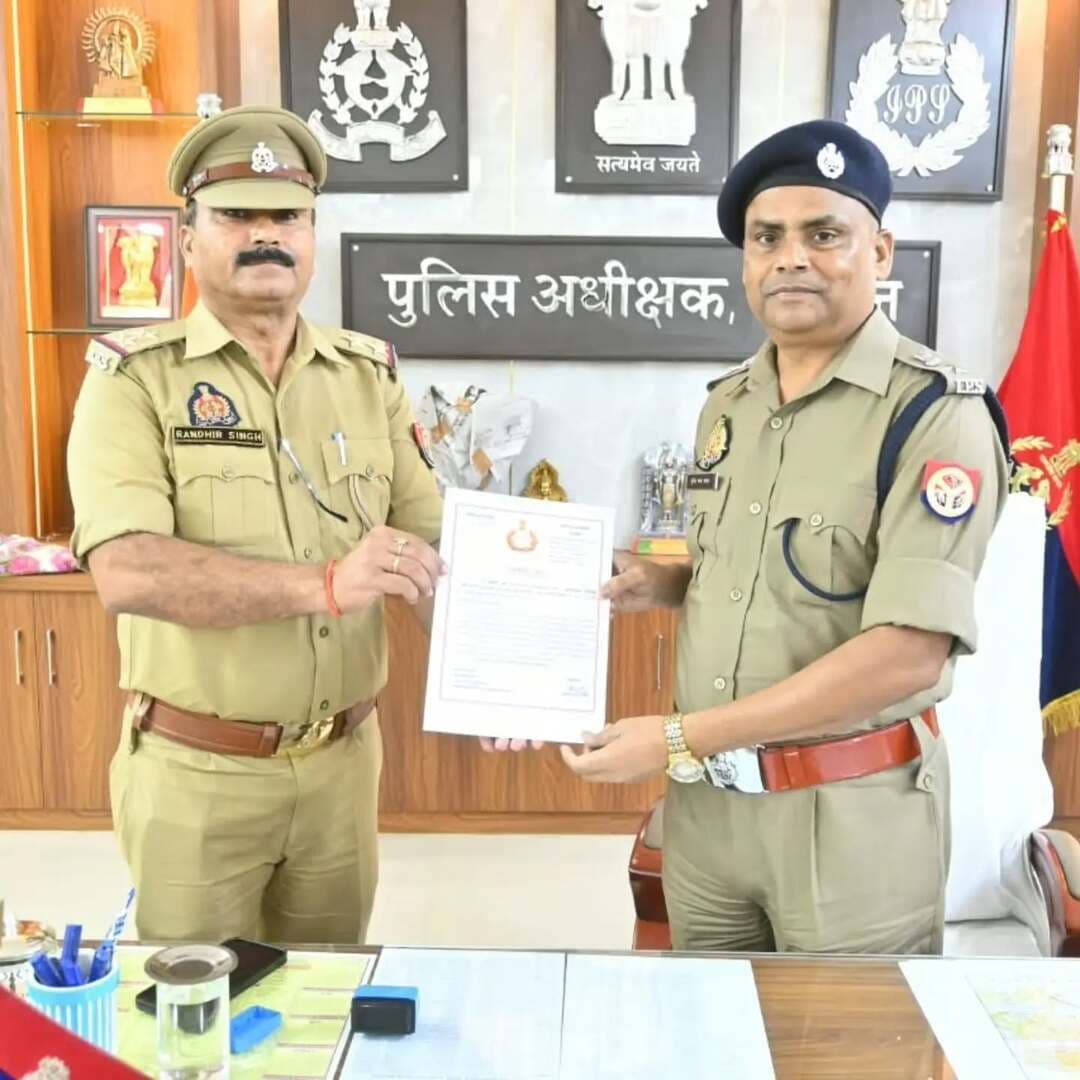 उत्कृष्ट कार्य करने पर जालौन पुलिस के अधिकारियों और कर्मचारियों को मिला प्रशस्ति पत्र
आईजीआरएस पोर्टल पर शिकायतों के निस्तारण में जालौन को मिला प्रथम स्थान, सीएम डैशबोर्ड रैंकिंग में दूसरा स्थान
उरई (जालौन)। जनपद में उत्कृष्ट कार्य करने वाले पुलिस अधिकारियों और कर्मचारियों को पुलिस अधीक्षक जालौन ने प्रशस्ति पत्र देकर सम्मानित किया। सोमवार, 12 अक्टूबर 2026 को पुलिस अधीक्षक ने सीसीटीएनएस/आईजीआरएस सेल में तैनात प्रभारी सहित डायल-112 की पीआरवी 8835 के पुलिसकर्मियों के कार्यों की सराहना की।
प्रेस नोट के अनुसार, सीसीटीएनएस/आईजीआरएस सेल में तैनात उ0नि0 रणधीर सिंह ने आईजीआरएस पोर्टल पर प्राप्त शिकायतों और प्रार्थना पत्रों का गुणवत्तापूर्ण एवं समयबद्ध निस्तारण कराया। साथ ही सीएम डैशबोर्ड की रैंकिंग में अपेक्षित कार्रवाई सुनिश्चित की गई। इसके परिणामस्वरूप जालौन जनपद को आईजीआरएस रैंकिंग में प्रथम तथा सीएम डैशबोर्ड में द्वितीय स्थान प्राप्त हुआ।
वहीं, डायल-112 पर इवेंट प्राप्त होने के बाद पीआरवी 8835 के कर्मचारियों ने तत्परता दिखाते हुए दो युवकों को अवैध हथियारों के साथ गिरफ्तार किया। प्रेस नोट के मुताबिक, पीआरवी पर तैनात कमांडर का0 जीतेश कुमार, का0 जितेंद्र सिंह और चालक होमगार्ड चंद्रशेखर पाल ने तत्काल घटनास्थल पर पहुंचकर कार्रवाई की। पुलिसकर्मियों ने मोटरसाइकिल सवार दोनों युवकों को एक अदद पिस्टल और दो अदद जिंदा कारतूस के साथ मोटरसाइकिल सहित गिरफ्तार किया।
पुलिस अधीक्षक ने बेहतर कार्य और तत्परता के लिए संबंधित अधिकारियों एवं कर्मचारियों को प्रशस्ति पत्र प्रदान कर उनकी सराहना की।