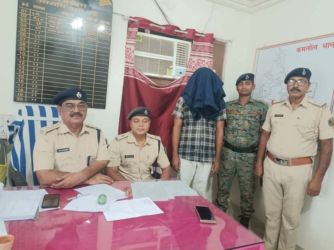 राजगीर से गिरफ्तार हुआ कमतौल का मोस्ट वांटेड पवन यादव, न्यायिक हिरासत में भेजा गया
कई मामलों में घर की हो चुकी थी कुर्की-जब्ती, न्यायालय ने भी घोषित कर रखा था फरार
कमतौल, संवाद सूत्र। कमतौल थाना क्षेत्र के ब्रह्मपुर पश्चिमी पंचायत अंतर्गत पौनद गांव निवासी पवन यादव को पुलिस ने नालंदा जिले के राजगीर से गिरफ्तार कर लिया। उसके खिलाफ दरभंगा और सीतामढ़ी जिले के विभिन्न थानों में 15 आपराधिक मामले दर्ज हैं। कई मामलों में उसके घर की कुर्की-जब्ती की कार्रवाई हो चुकी थी। वहीं, न्यायालय ने भी उसे फरार घोषित कर रखा था। सोमवार को सदर-2 कमतौल के एसडीपीओ शुभेन्द्र कुमार सुमन ने कमतौल थाना परिसर में प्रेस वार्ता कर इसकी जानकारी दी। एसडीपीओ ने बताया कि वरीय पुलिस अधीक्षक जगुनाथ रेड्डी उर्फ जलारेड्डी के निर्देशन में यह कार्रवाई की गई। पुलिस निरीक्षक सह कमतौल थानाध्यक्ष संजीव कुमार चौधरी के नेतृत्व में गठित टीम ने राजगीर में छापेमारी कर पवन यादव को गिरफ्तार किया। टीम में अवर निरीक्षक सुभाष प्रसाद, प्रभारी अवर निरीक्षक मुन्ना कुमार सहित कमतौल थाने के पुलिसकर्मी शामिल थे। गिरफ्तारी की निगरानी एसडीपीओ स्वयं कर रहे थे। गिरफ्तारी के बाद उसे न्यायालय में पेश किया गया, जहां से न्यायिक हिरासत में भेज दिया गया।
डकैती और शराब मामले में भी आरोपित
एसडीपीओ के अनुसार, पवन यादव के खिलाफ डकैती, मारपीट, गोलीबारी और मद्यनिषेध कानून समेत विभिन्न मामलों में प्राथमिकी दर्ज है। उसके आपराधिक इतिहास में कमतौल थाना कांड संख्या 64/10 डकैती से संबंधित है। वहीं, कमतौल थाना कांड संख्या 10/19 में बिहार मद्यनिषेध एवं उत्पाद अधिनियम के तहत मामला दर्ज किया गया था। इसके अलावा आर्म्स एक्ट समेत अन्य धाराओं में भी उसके खिलाफ मामले दर्ज हैं।
जमीन विवाद को लेकर दर्ज हुई थीं हाल की प्राथमिकी
पौनद गांव निवासी सीता देवी की ओर से दर्ज कमतौल थाना कांड संख्या 39/26 में पवन यादव समेत अन्य लोगों पर घर में घुसकर मारपीट करने और नकदी व जेवरात लूटने का आरोप लगाया गया था। प्राथमिकी में पूर्व से चले आ रहे जमीन विवाद का भी उल्लेख किया गया था।
वहीं, कमतौल थाना कांड संख्या 41/26 में भी सीता देवी ने पवन यादव समेत अन्य लोगों पर घर में घुसकर मारपीट और गोलीबारी करने तथा नकदी व जेवरात लूटने का आरोप लगाया था। प्राथमिकी के अनुसार, घटना में परिवार के सदस्य जख्मी हुए थे। इन दोनों मामलों का अनुसंधान पुलिस कर रही थी।
