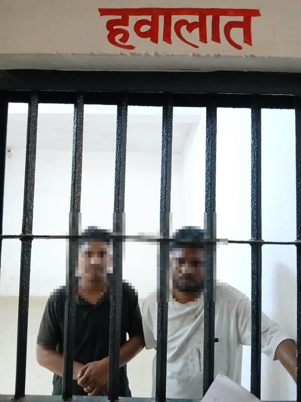 थाना कोतवाली नगर की मिशन शक्ति टीम द्वारा बाइक से स्टंटबाजी करते हुए महिलाओं एवं बालिकाओं पर छींटाकशी व अश्लील टिप्पणी करने के मामले में 02 अभियुक्त गिरफ्तार।
पुलिस अधीक्षक प्रतापगढ़ श्री दीपक भूकर के निर्देशन में महिलाओं एवं बालिकाओं की सुरक्षा तथा अपराध नियंत्रण के दृष्टिगत चलाए जा रहे अभियान के क्रम में थाना कोतवाली नगर पुलिस द्वारा महिलाओं एवं बालिकाओं पर छींटाकशी व अश्लील टिप्पणी करने के मामले में 02 अभियुक्तों को गिरफ्तार कर आवश्यक विधिक कार्यवाही की गई।
घटना का विवरण-
दिनांक 12.10.2026 को म0उ0नि0 कंचनलता मय हमराह म0आ0 रेनु यादव, म0आ0 मंशा यादव एवं म0आ0 ज्योति के साथ क्षेत्र में भ्रमणशील थीं। इसी दौरान भगवा चुंगी चौराहे पर बाइक सवार व्यक्तियों द्वारा स्टंटबाजी करते हुए आने-जाने वाली महिलाओं एवं बालिकाओं पर छींटाकशी तथा फब्तियां कसने की जानकारी प्राप्त हुई। स्थानीय लोगों द्वारा बताया गया कि उक्त व्यक्तियों द्वारा आए दिन इस प्रकार की हरकतें की जाती हैं। उक्त प्रकरण में थाना कोतवाली नगर पर मु0अ0सं0 612/2026, धारा 296 बीएनएस के अंतर्गत अभियोग पंजीकृत किया गया।
पूछताछ का विवरण-
पूछताछ में ज्ञात हुआ कि दोनों अभियुक्त आपस में रिश्तेदार हैं। अभियुक्त दक्ष पाल, अभियुक्त सुभाष पाल के घर आया हुआ था। इसके बाद दोनों भूपियामऊ में शराब पीकर चिलबिला की ओर गए तथा चिलबिला से प्रतापगढ़ की तरफ बाइक से आते समय रास्ते में महिलाओं के प्रति छींटाकशी एवं अश्लील हरकतें करने लगे।
गिरफ्तारी का विवरण-
थाना कोतवाली नगर की मिशन शक्ति टीम द्वारा कार्यवाही करते हुए निम्नलिखित दोनों अभियुक्तों को गिरफ्तार किया गया—
1. सुभाष पाल पुत्र दिनेश पाल, उम्र करीब 27 वर्ष, निवासी अकारीपुर भगवतगंज, थाना मांधाता, जनपद प्रतापगढ़।
2. दक्ष पाल पुत्र शोभनाथ, उम्र करीब 26 वर्ष, निवासी भवानीगढ़ , थाना रानीगंज, जनपद प्रतापगढ़।