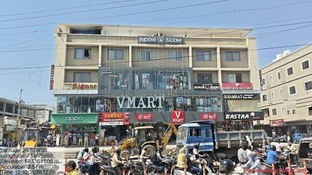 पार्किंग के लिए आरक्षित क्षेत्र पर बना चबूतरा निगम ने तोड़ा।
सूरजपोल स्थित वी-मार्ट के बाहर 100 फीट लंबे एवं 20 फीट चौड़े चबूतरे को हटाकर किया समतल।
यातायात व्यवस्था में बाधा और अतिक्रमण के खिलाफ कार्रवाई रहेगी जारी।
महापौर पारस सिंघवी की शहरवासियों से अपील—स्वयं हटाएं अतिक्रमण, शहर की व्यवस्था बनाने में करें सहयोग।
उदयपुर। शहर में सुचारू यातायात व्यवस्था सुनिश्चित करने एवं अतिक्रमण के खिलाफ नगर निगम द्वारा लगातार प्रभावी कार्रवाई की जा रही है। इसी क्रम में सोमवार को सूरजपोल क्षेत्र के सारंग मार्ग स्थित वी-मार्ट के बाहर पार्किंग के लिए आरक्षित स्थान पर बनाए गए चबूतरे को नगर निगम की टीम ने तोड़कर समतल किया।
निगम आयुक्त अभिषेक खन्ना के अनुसार लगभग 100 फीट लंबे एवं 20 फीट चौड़े इस क्षेत्र को वाहनों की पार्किंग के लिए निर्धारित किया गया था, लेकिन भवन मालिक द्वारा यहां चबूतरे का निर्माण करवा दिया गया था। निगम की कार्रवाई के बाद इस स्थान पर पार्किंग व्यवस्था बहाल करने के निर्देश दिए गए।
पार्किंग के लिए आरक्षित स्थान को करवाया अतिक्रमण मुक्त।
नगर निगम महापौर पारस सिंघवी ने बताया कि शहर में यातायात व्यवस्था को सुचारू बनाने के लिए निगम द्वारा पिछले कुछ दिनों से लगातार कार्रवाई की जा रही है। इसी दौरान संज्ञान में आया कि सूरजपोल सारंग मार्ग स्थित वी-मार्ट के बाहर वाहनों की पार्किंग के लिए दर्शाए गए स्थान पर चबूतरे का निर्माण कर दिया गया था। इससे ग्राहकों द्वारा अपने वाहनों की पार्किंग सड़क पर की जा रही थी जिससे यातायात व्यवस्था प्रभावित हो रही थी और यातायात संचालन में भी परेशानी उत्पन्न हो रही थी। इस पर सोमवार को नगर निगम की टीम ने कार्रवाई करते हुए चबूतरे को हटाया और संबंधित स्थान को समतल करवाया, ताकि वहां वाहनों की पार्किंग की व्यवस्था सुनिश्चित की जा सके।
अतिक्रमण के खिलाफ कार्रवाई रहेगी जारी।
निगम महापौर पारस सिंघवी ने स्पष्ट कहा है कि शहर में अतिक्रमण हटाने एवं यातायात व्यवस्था को बेहतर बनाने के लिए नगर निगम की कार्रवाई निरंतर जारी रहेगी। सार्वजनिक स्थानों और पार्किंग के लिए निर्धारित क्षेत्रों का उपयोग उसी उद्देश्य के लिए सुनिश्चित किया जाएगा। शहर की व्यवस्थाओं को बाधित करने वाले अतिक्रमण के मामलों में नियमानुसार सख्त कार्रवाई की जाएगी।
महापौर सिंघवी की शहरवासियों से अपील।
महापौर पारस सिंघवी ने शहरवासियों से अपील की है कि वे स्वयं द्वारा किए गए स्थायी एवं अस्थायी अतिक्रमण को स्वयं हटा लें और शहर की यातायात व्यवस्था को सुचारू बनाने में नगर निगम का सहयोग करें। उन्होंने कहा कि शहर की व्यवस्था को बेहतर बनाना सामूहिक जिम्मेदारी है। आमजन के आवागमन में बाधा उत्पन्न करने वाले अतिक्रमण को किसी भी स्थिति में बर्दाश्त नहीं किया जाएगा। शहर की सुचारू व्यवस्था एवं नागरिकों की सुविधा को प्राथमिकता देते हुए नगर निगम द्वारा आवश्यक कार्रवाई लगातार जारी रखी जाएगी।
