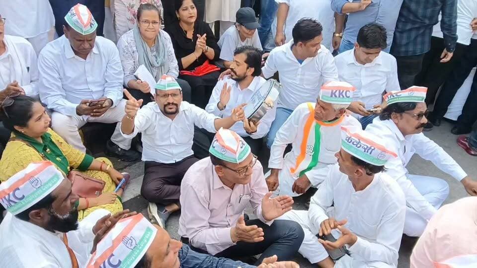 दिल्ली में प्रदर्शन के दौरान डपली बजाकर विरोध करते कांग्रेसी