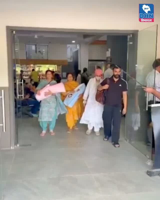 मंडी : चौधरी परिवार में गूंजी दोहरी किलकारी, पुत्र और पुत्री के जन्म से खुशियां हुई दोगुनी
फूलों की मालाओं और रंग-बिरंगे गुब्बारों से सजी गाड़ी में अस्पताल से घर पहुंचे जुड़वां बच्चे, परिजनों ने गर्मजोशी से किया स्वागत