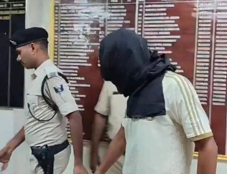 मुजफ्फरपुर में पुलिस की बड़ी कार्रवाई, पिस्टल और कारतूस के साथ तीन जिलों का वांटेड बदमाश गिरफ्तार
पूरी खबर कमेंट बॉक्स में पढ़ें