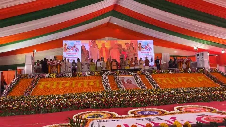 माननीय मुख्यमंत्री जी का संबोधन
CM Yogi’s Bareilly Visit
@myogiadityanath
ने जनपद बरेली में आयोजित कार्यक्रम में पुलिस सहयोग एवं अपराध नियंत्रण में महत्वपूर्ण भूमिका निभाने वाले प्रदेश के 68,000 ग्राम प्रहरियों के सम्मान हेतु सहभागिता की।#CMYogi #Bareilly #GramPrahari #UttarPradesh