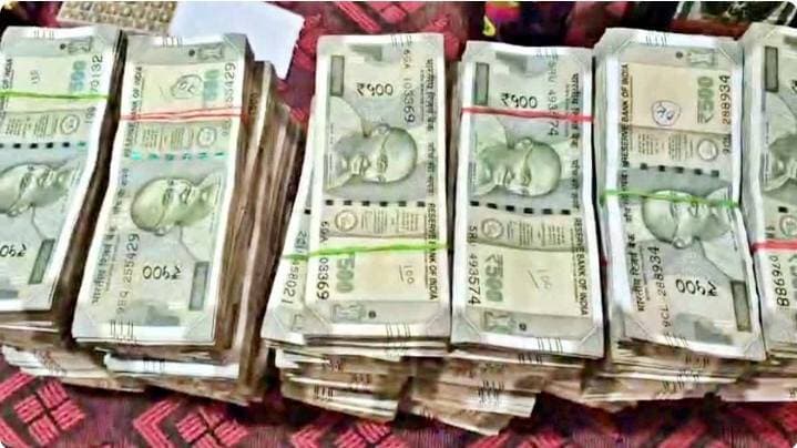 मोतिहारी में भूमाफिया के घर पुलिस की बड़ी छापेमारी, 27 लाख नकद, हथियार और 15 करोड़ की जमीन के दस्तावेज बरामद....see more