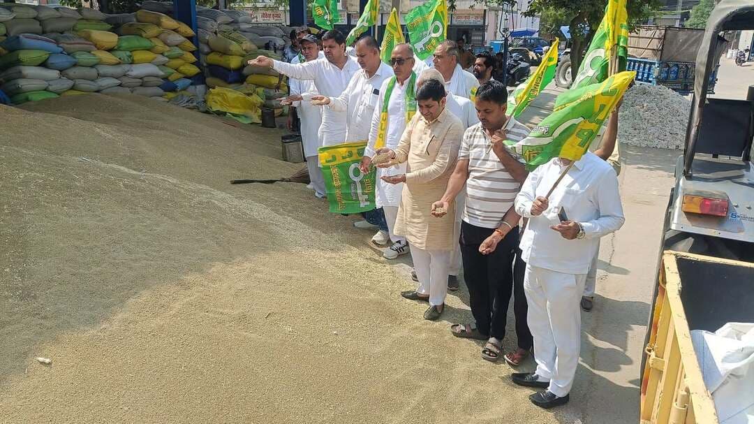 48 घंटे में किसानों के खातों में पैसा देने का वादा करने वाली भाजपा सरकार से फसल तक नहीं खरीदी जा रही...जजपा
भाजपा राज में ना एमएसपी पर खरीद हो रही ना ही फसल खरीदी जा रही...जजपा
भिवानी, अक्तूबर : भाजपा राज में आज ना ही किसानों की फसल खरीदी जा रही और ना ही उठान हो रहा है। एम एसपी पर फसलों की खरीद का वादा करने वाली भाजपा सरकार के झूठे दावों की पोल वाहनों की लगी हुई लम्बी लम्बी कतारों ने खोल दी है। यह आरोप आज जजपा जिला भिवानी के कार्यकर्ताओं ने स्थानीय अनाज मंडी में भाजपा सरकार के खिलाफ लगाए। जजपा जिला अध्यक्ष जितेंद्र शर्मा और जिला प्रभारी कृष्ण बजीणा के नेतृत्व में विरोध प्रदर्शन किया गया इस मौके पर जजपा नेताओं ने कहा की किसानों ने बाजरे की सरकारी खरीद, न्यूनतम समर्थन मूल्य, भावांतर भरपाई योजना के क्रियान्वयन, फसल के उठान, नमी की भुगतान में हो रही देरी को लेकर अपनी चिंताएं व शिकायतें रखीं।
अनाज मंडी में किसानों को संबोधित करते हुए जजपा पदाधिकारियों ने प्रदेश सरकार की कार्यशैली पर तीखे सवाल खड़े किए। उन्होंने कहा कि किसान दिन-रात हाड़-तोड़ मेहनत करके पूरे देश का पेट भरता है, लेकिन जब अपनी उपज बेचने मंडी पहुंचता है तो उसे खरीद, उचित भाव और भुगतान के लिए दर-दर भटकना पड़ता है। पैदावार और परेशानी दोनों किसान की हैं, लेकिन सरकार अपनी जवाबदेही से लगातार बच रही है। जितेन्द्र शर्मा ने भावांतर योजना के क्रियान्वयन पर सवाल उठाते हुए कहा कि बाजरे के लिए घोषित 2900 प्रति क्विंटल के मूल्य का वास्तविक और पारदर्शी लाभ पात्र किसानों तक पहुंचना चाहिए। उन्होंने कहा कि मंडियों में पर्याप्त बारदाना, स्टाफ, परिवहन और भंडारण की समयबद्ध व्यवस्था होनी चाहिए, ताकि खुले में पड़ी फसल खराब न हो।
जजपा जिला प्रभारी कृष्ण बजीणा ने आरोप लगाया कि सरकार का रवैया किसानों के प्रति स्पष्ट है पैदावार पर पाबंदी, कटाई पर कफ्र्यू, बिक्री पर शर्त और एमएसपी पर तालाबंदी। सुरजेवाला ने कहा कि प्रदेश में अब तक करीब 7.07 लाख टन धान की आवक हो चुकी है, जबकि खरीद करीब 1.38 लाख टन और उठान केवल 21 हजार टन हुआ है। उन्होंने दावा किया कि बड़ी मात्रा में धान खुले में पड़ा है और आगामी दिनों में बारिश की संभावना के चलते किसानों की चिंता बढ़ गई है। उनके अनुसार अब तक 16,302 किसानों का धान खरीदा गया, लेकिन करीब 700 किसानों को ही भुगतान मिल पाया है। इस मौके पर जजपा नेताओं ने भाजपा सरकार के खिलाफ नारेबाजी की । जजपा नेता राजबीर तालू, देवेन्द्र नकीपूर, एडवोकेट अवतार सांगवान भाजपा सरकार पर आरोप लगाया कि पराली जलाने के मामलों में किसानों पर कार्रवाई की जा रही है, जबकि उन्हें पराली प्रबंधन के लिए पर्याप्त मशीनरी और आर्थिक सहायता नहीं मिल रही। उन्होंने कटाई के समय पर पाबंदी, प्रति एकड़ खरीद सीमा और फसल को अपने ही जिले में बेचने संबंधी शर्तों पर भी सवाल उठाए।
जजपा नेता ने नमी की सीमा के नाम पर किसानों से कथित कटौती बंद करने, मंडियों में पर्याप्त ड्रायर उपलब्ध कराने और धान की पूरी खरीद एमएसपी पर सुनिश्चित करने की मांग की।
जजपा नेता ने मंडी में किसानों की स्थिति पर चिंता जताते हुए कहा कि सरकार केवल योजनाओं और एमएसपी की घोषणाएं करती है, लेकिन धरातल पर किसानों को उनका हक समय पर नहीं मिलता। उन्होंने कहा कि किसान महीनों पसीना बहाकर फसल तैयार करता है। मंडी में आने के बाद उसे भावांतर राशि या फसल के भुगतान के लिए लंबा इंतजार करना पड़े, तो उसकी आर्थिक स्थिति चरमरा जाती है। किसानों की समस्याओं का समाधान केवल कोरे आश्वासनों से नहीं, बल्कि धरातल पर पारदर्शी और समयबद्ध कार्रवाई से होगा।
जजपा नेताओं ने मांग की कि बाजरे की सरकारी खरीद की प्रक्रिया को बिना किसी रुकावट के सुचारु बनाया जाए, 2900 प्रति क्विंटल घोषित मूल्य के तहत पात्र किसानों के खातों में भावांतर राशि का समयबद्ध हस्तांतरण सुनिश्चित हो, मंडी में बिक चुकी फसल का तुरंत उठान कराया जाए ताकि खुले में पड़े अनाज को नुकसान से बचाया जा सकें, फसल बेचने के बाद किसानों के खातों में बिना किसी अनावश्यक विलंब के पारदर्शी तरीके से भुगतान किया जाए, नमी की जांच निर्धारित मानकों के अनुसार की जाए । इस मौके पर जिलाध्यक्ष जितेन्द्र शर्मा, जिला प्रभारी कृष्ण बजीणा, अजमेर मुंढाल राजबीर तालू,जिला प्रवक्ता राजू मेहरा, एडवोकेट अवतार सांगवान,मदन जूसवाला, राजेश ग्रेवाल, सज्जन प्रजापत, राजेश शर्मा मुंढाल, मुकेश शर्मा बापौडा,कल्याण सिहाग कुंगड़, प्रदीप मिताथल, सुमित मुंढाल सहित अनेक कार्यकर्ता उपस्थित थे।।।