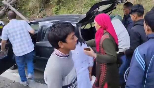 बरोट:- ओवरटेक करते समय 200 मीटर नीचे खेतों में गिरी कार, दिल्ली का दंपति घायल, स्थानीय लोगों ने पहुँचाया अस्पताल।