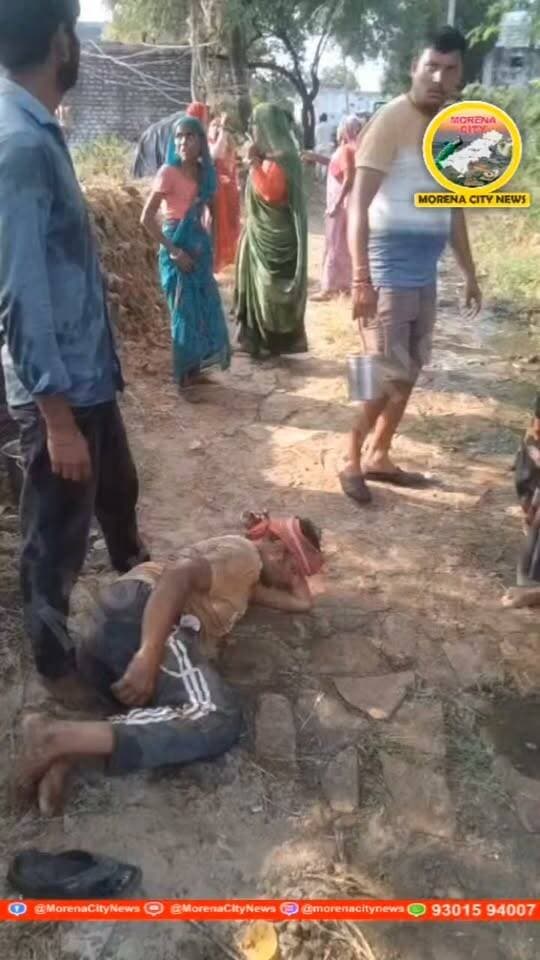 मुरैना में खेत में मवेशी घुसने पर खू-नी संघर्ष, आधे घंटे तक चलीं ला.ठियां, महिला समेत 6 घायल
मुरैना। जौरा थाना क्षेत्र के डोंगरपुर जागीर गांव में खेत में मवेशी घुसने की बात को लेकर दो पक्षों के बीच विवाद हो गया। देखते ही देखते कहासुनी ने हिं.सक रूप ले लिया और दोनों पक्षों के बीच करीब आधे घंटे तक ला.ठियां चलती रहीं। मा.रपीट में एक महिला समेत छह लोग घायल हो गए। घटना के बाद गांव में तनाव का माहौल बताया जा रहा है।
खेत में मवेशी घुसने से शुरू हुआ विवाद
जानकारी के अनुसार, भोलू शर्मा अपने मवेशियों को चराने के लिए खेत पर ले गए थे। इसी दौरान खेत की मेड़ से मवेशियों को निकालते समय वे गांव के ही मनीष जाटव के खेत में घुस गए। इसी बात को लेकर दोनों पक्षों के बीच कहासुनी शुरू हो गई। देखते ही देखते विवाद इतना बढ़ गया कि दोनों ओर से लोग आमने-सामने आ गए और ला.ठियों से एक-दूसरे पर हमला कर दिया।
महिला समेत छह लोग घायल
बताया जा रहा है कि दोनों पक्षों के बीच करीब आधे घंटे तक मा.रपीट होती रही। इस संघर्ष में भोलू शर्मा, राधिका शर्मा और बनवारी जाटव सहित कुल छह लोग घायल हो गए। घटना की सूचना मिलने के बाद पुलिस मामले की जांच में जुट गई है।
खेत में मवेशी घुसने जैसी मामूली बात पर हुए इस हिं.सक विवाद के बाद गांव में तनाव की स्थिति बनी हुई है। पुलिस घटना के कारणों और मा.रपीट में शामिल लोगों के संबंध में जानकारी जुटा रही है।
#morena #मुरैना #जौरा