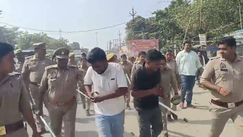 🚨 प्रतापगढ़: छात्रा से छेड़खानी के आरोप में दो युवक गिरफ्तार, पुलिस ने कराया पैदल मार्च
प्रतापगढ़ में सरेराह छात्रा से छेड़खानी के मामले में पुलिस ने दो युवकों को गिरफ्तार किया। गिरफ्तारी के बाद पुलिस ने दोनों को अपनी सुरक्षा में इलाके में पैदल घुमाया। मामले में पुलिस की कार्रवाई चर्चा में है।
#Pratapgarh #UPPolice #UPNews #CrimeNews #UttarPradesh #ViralNews #BreakingNewsUpdate