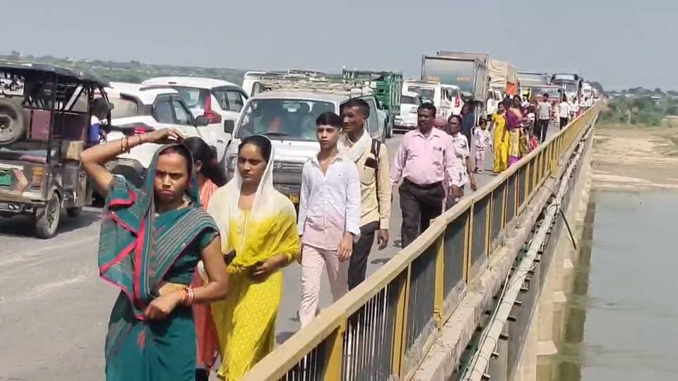 🚨 हमीरपुर: NH-34 पर कई किलोमीटर लंबा जाम, यात्री बेहाल, बेतवा पुल के पास वाहनों की लंबी कतारें लगने से यातायात प्रभावित। वाहन न मिलने पर यात्री पैदल चलने को मजबूर। यातायात पुलिस जाम खुलवाने में जुटी।
📍 मामला सदर कोतवाली क्षेत्र का
@dmhamirpurup @uptrafficpolice
#Hamirpur #NH34
