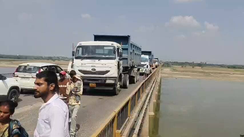 🚨 हमीरपुर: NH-34 पर कई किलोमीटर लंबा जाम, यात्री बेहाल, बेतवा पुल के पास वाहनों की लंबी कतारें लगने से यातायात प्रभावित। वाहन न मिलने पर यात्री पैदल चलने को मजबूर। यातायात पुलिस जाम खुलवाने में जुटी।
📍 मामला सदर कोतवाली क्षेत्र का
@dmhamirpurup @uptrafficpolice
#Hamirpur #NH34