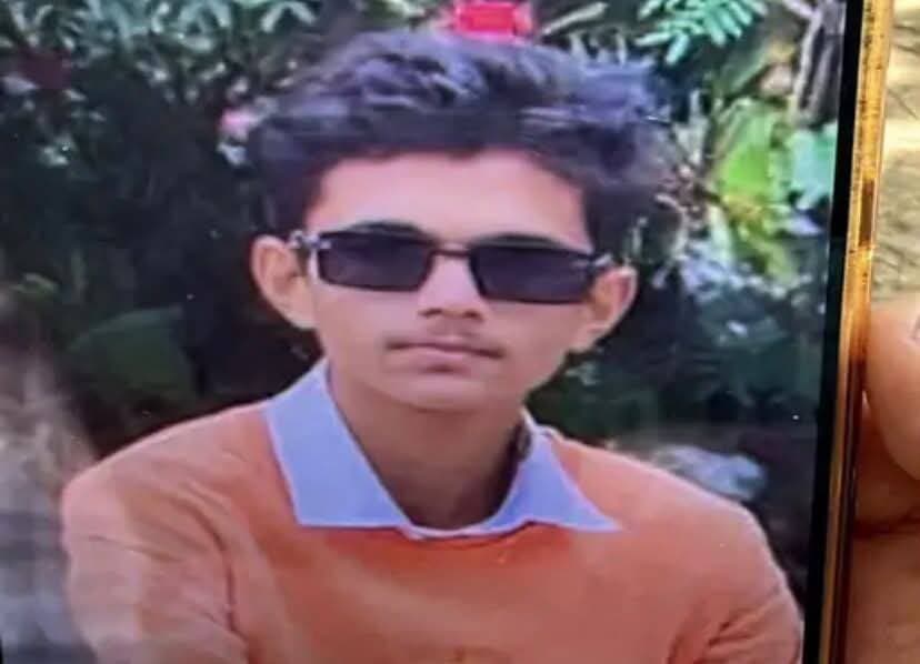 करनाल शहर के सेक्टर-14 की मेन मार्केट में युवकों के दो गुटों के बीच मारपीट का मामला सामने आया है। कार सेल परचेज ऑफिस के ऊपर बने कमरे में हुक्का पी रहे चार दोस्तों पर लाठी-डंडों और चाकुओं से हमला करने का आरोप है। हमले में परिवार के इकलौते बेटे आर्यन की मौत हो गई, जबकि साहिब और अन्य युवक भी घायल हुए।जानकारी के अनुसार, हमलावर आर्यन की छाती और शरीर के अन्य हिस्सों पर चाकू से वार करने के साथ उसके सिर पर भी चोटें मारकर फरार हो गए। पुलिस ने छह नामजद युवकों और 8-10 अन्य के खिलाफ हत्या समेत विभिन्न धाराओं में केस दर्ज कर जांच शुरू कर दी है। परिजन आर्यन के हत्यारों के एनकाउंटर की मांग पर अड़े है। जब तक एनकाउंटर नहीं होगा तब तक न पोस्टमार्टम होगा और न ही शव को उठाया जाएगा।
करनाल मॉडल टाउन निवासी 19 वर्षीय साहिब ने बताया कि वह दसवीं कक्षा तक पढ़ा है। 12 अक्टूबर को दोपहर करीब 3 बजे वह अपने दोस्तों आर्यन, करण वर्मा और चिराग के साथ सेक्टर-14 की मुख्य मार्केट में कार बिक्री कार्यालय के ऊपर बने कमरे में था। चारों वहां हुक्का पी रहे थे। इसी दौरान दक्ष जाट, उत्कर्ष जाट, हरदीप, भव्य जाट, काकुन तनेजा, प्रिंस गुज्जर और उनके साथ 8-10 अन्य युवक कमरे में पहुंचे। इस दौरान उनके पास लाठी-डंडे और चाकू थे।
#karnal #karnalnews #HVN24 #haryana #NewsUpdate