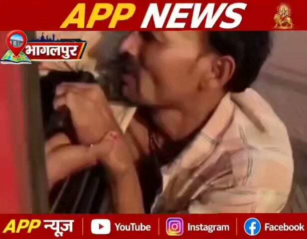 ट्रेन में मोबाइल झपटमारी करना चोर को पड़ा महंगा, यात्रियों ने हाथ पकड़ा, ट्रेन में घसीटते रहे चोर, फिर गिरा धराम, आरपीएफ ने पकड़ा। #BiharNews #bihar #vairalreels #vairalpost #vairalvideo #facebookviral #BiharPolice #Banka #Bhagalpur #BiharNews #bihar #vairalreels #vairalpost #vairalvideo #facebookviral #BiharPolice