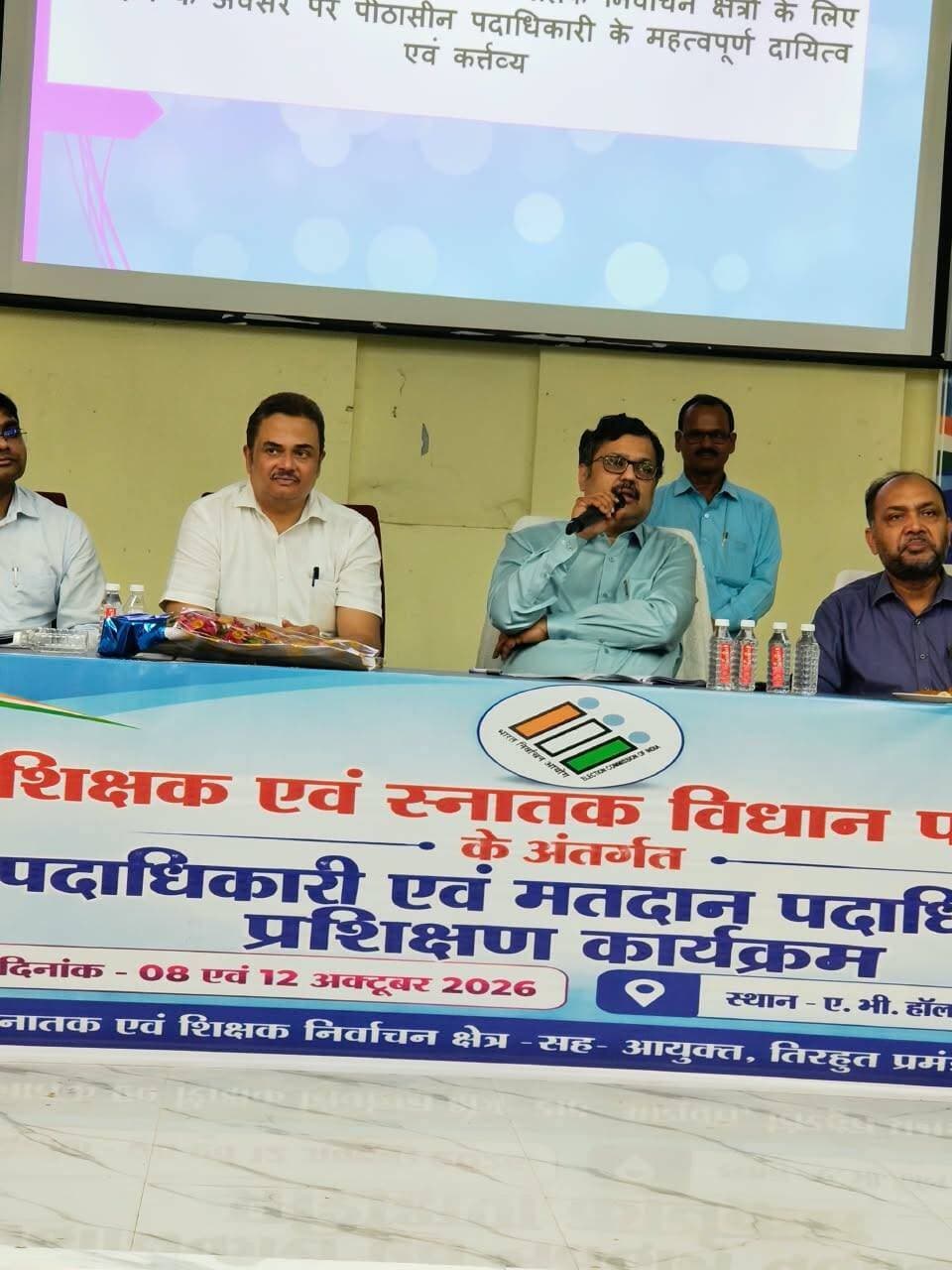 *बिहार विधान परिषद निर्वाचन में संलग्न अधिकारियों के लिए प्रमंडल-स्तरीय प्रशिक्षण कार्यशाला* का आयोजन किया गया; चारों जिलों के लगभग 600 अधिकारियों को मतदान प्रक्रिया की बारीकियों के बारे में विस्तार से जानकारी दी गई
===================
प्रमंडलीय आयुक्त ने कहा: *मतदान केंद्रों पर किए जाने वाली हर प्रक्रिया आयोग के निर्देशानुसार विधिवत, स्वच्छ तथा पारदर्शी हो; आदर्श आचार संहिता का अक्षरशः अनुपालन सहित आयोग के सभी दिशा-निर्देशो एवं प्रावधानों का अनुपालन अनिवार्य*
===================
स्वतंत्र, निष्पक्ष, भयमुक्त, पारदर्शी एवं सहभागितापूर्ण माहौल में चुनाव सम्पन्न कराना सर्वोच्च प्राथमिकता; संपूर्ण प्रशासनिक तंत्र इसके लिए सजग, तत्पर एवं प्रतिबद्ध: प्रमंडलीय आयुक्त
==========================
बिहार विधान परिषद के तिरहुत स्नातक एवं शिक्षक निर्वाचन क्षेत्र के द्वि-वार्षिक निर्वाचन, 2026 के तहत 23 अक्टूबर को होने वाले मतदान को सुचारू रूप से संपन्न करने के लिए आज प्रमंडलीय आयुक्त कार्यालय द्वारा निर्वाचन में संलग्न अधिकारियों के लिए वृहद प्रशिक्षण का आयोजन किया गया। इसमें सीतामढ़ी, शिवहर, मुजफ्फरपुर एवं वैशाली जिला के पीठासीन पदाधिकारियों तथा प्रथम मतदान अधिकारियों को भारत निर्वाचन आयोग द्वारा निर्धारित प्रावधानों एवं दिशा-निर्देशों के बारे में विस्तार से जानकारी दी गई। एवी हॉल, एमआईटी, मुजफ्फरपुर में आयोजित इस कार्यक्रम में चारों जिलों के लगभग 600 अधिकारियों को उनके कर्तव्यों एवं दायित्वों की जानकारी तथा मतदान प्रक्रिया की बारीकियों के बारे में बताते हुए निर्वाची पदाधिकारी, तिरहुत स्नातक एवं शिक्षक निर्वाचन क्षेत्र-सह-आयुक्त, तिरहुत प्रमंडल, मुजफ्फरपुर श्री गिरिवर दयाल सिंह ने कहा कि 23 अक्टूबर को 8 बजे पूर्वाह्न से 4 बजे अपराह्न तक मतदान होना निर्धारित है। मतदान एकल संक्रमणीय मत प्रणाली के तहत अधिमान क्रम में होगा तथा ईवीएम के स्थान पर मतपेटी एवं मतपत्र का उपयोग किया जाएगा। विधान परिषद के 04-तिरहुत स्नातक / शिक्षक निर्वाचन क्षेत्र के द्विवार्षिक निर्वाचन-2026 से संबंधित मतपत्र पर “इनमें से कोई नहीं” (NOTA) का मुद्रण नहीं किया जायेगा। उन्होंने अधिकारियों को निदेश दिया कि मतदान केंद्रों पर किए जाने वाली हर प्रक्रिया आयोग के निर्देशानुसार विधिवत, स्वच्छ तथा पारदर्शी हो। यह सुनिश्चित करें। आदर्श आचार संहिता का अक्षरशः अनुपालन, विधि व्यवस्था संधारण सहित आयोग के सभी दिशा-निर्देशो एवं प्रावधानों का सम्यक अनुपालन अनिवार्य है। इसमें किसी भी प्रकार शिथिलता, लापरवाही या अनियमितता बर्दाश्त नहीं की जाएगी। किसी भी स्तर पर कोई भी दिशा-निर्देश, निर्धारित नियमों एवं प्रावधानों का उल्लंघन न हो यह सुनिश्चित करें।
दो चरणों में आयोजित इस कार्यक्रम में पीठासीन पदाधिकारियों तथा प्रथम मतदान अधिकारियों को पोलिंग पार्टी का डिस्पैच, सामग्री प्राप्ति एवं मिलान, मतदान स्थल की मॉडल ले आउट के अनुसार व्यवस्था, मतदान प्रारंभ से पूर्व का कार्य, मतदान का प्रारंभ, मतदान प्रक्रिया, की समाप्ति के समय प्रक्रिया, दस्तावेजों की सीलिंग एवं प्रेषण, कलेक्शन सेंटर पर जमा करना, आपातकालीन स्थितियों एवं अपराध संबंधी प्रावधान सहित मतदान के सभी पहलुओं पर विस्तार से प्रशिक्षण दिया गया। निर्वाची पदाधिकारी, तिरहुत स्नातक एवं शिक्षक निर्वाचन क्षेत्र-सह-आयुक्त, तिरहुत प्रमंडल, मुजफ्फरपुर के मार्ग-दर्शन में मास्टर ट्रेनर द्वारा प्रथम सत्र में मुजफ्फरपुर एवं शिवहर तथा द्वितीय सत्र में सीतामढ़ी एवं वैशाली जिला के पीठासीन पदाधिकारियों तथा प्रथम मतदान अधिकारियों को प्रशिक्षण दिया गया। आयुक्त के सचिव, तिरहुत प्रमंडल, मुजफ्फरपुर-सह-सहायक निर्वाची पदाधिकारी श्री संदीप शेखर प्रियदर्शी एवं उप मुख्य निर्वाचन पदाधिकारी, तिरहुत प्रमंडल, मुजफ्फरपुर श्री सत्यप्रिय कुमार द्वारा आयोग द्वारा निर्धारित विभिन्न प्रावधानों एवं विषयों पर विस्तार से प्रकाश डाला गया। अवर निर्वाचन पदाधिकारियों श्री राजू कुमार एवं सृष्टि प्रिया के साथ मास्टर ट्रेनर श्री राजेश शर्मा एवं अन्य पदाधिकारियों ने सभी पीठासीन पदाधिकारियों तथा प्रथम मतदान अधिकारियों को मतदान प्रक्रिया के बारे में विधिवत जानकारी दी।
================
सभी पीठासीन पदाधिकारियों तथा प्रथम मतदान अधिकारियों को मतदान प्रक्रिया के बारे में निम्नलिखित जानकारी विस्तार से दी गई:
पोलिंग पार्टी का डिस्पैच: दिनांक - 22.10.2026, स्थान - सीतामढ़ी, शिवहर, मुजफ्फरपुर, वैशाली का निर्धारित केंद्र।
मतदान स्थल की व्यवस्था: मतदान स्थल पर पहुंचकर भवन का निरीक्षण करें, मॉडल ले आउट के अनुसार व्यवस्था करें और सुनिश्चित करें कि :-
मतदाताओं के लिए बाहर पर्याप्त प्रतीक्षा स्थान हो,
पुरुष एवं महिलाओं के लिए यथासंभव अलग-अलग प्रतीक्षा स्थान हो,
अलग-अलग प्रवेश एवं निकास की व्यवस्था हो,
मतदाताओं का प्रवाह सरल हो, क्रिस-क्रॉस ना हो,
मतदाता एजेंट इस प्रकार बैठें कि वे मतदाता का चेहरा पहचान के समय देखें, परन्तु मतपत्र पर वरीयता अंकित करते समय ना देख सके,
मतदान अधिकारी भी मतदाता द्वारा मतपत्र चिन्हित करते समय ना देख सकें,
मतदान कक्ष के अन्दर पर्याप्त रौशनी हो।
मतदान आरम्भ से पूर्व की औपचारिकताएं:
(१) बैलट बॉक्स की तैयारी -
मतदान आरम्भ से 10-15 मिनट पहले बॉक्स तैयार करें,
- एजेंटों को खाली बॉक्स दिखाएं
- पेपर सील फ्रेम में लगायें ताकि हरी पृष्ठभूमि खिड़की से दिखे
- एजेंटों एवं स्वयं के हस्ताक्षर पेपर सील पर लें
(२) गोपनीयता की घोषणा -
- मतदान आरम्भ होने से पहले लोक प्रतिनिधित्व अधिनियम, 1951 की धारा 128 के प्रावधान पढ़कर सुनाएं
- मतदान प्रारंभ होने की घोषणा जोर से पढ़ें और हस्ताक्षर करें एवं एजेंटों के हस्ताक्षर लें
- मतदान समाप्ति पर मतदान समाप्ति से संबंधित घोषणा करें।
पीठासीन पदाधिकारी के दायित्व एवं कर्तव्य:
1. मतदान दिवस से एक दिन पहले सामग्री एवं व्यवस्था की जाँच
2. मतदान केंद्र के बाहर नोटिस लगाना - मतदान क्षेत्र, अभ्यर्थियों की सूची, मतदान विधि सम्बन्धी निर्देश
3. मतदान एजेंटों के नियुक्ति पत्र (फॉर्म 10) प्राप्त करना एवं जांचना
4. बैलट बॉक्स के अन्दर निर्वाचन क्षेत्र, मतदान केंद्र एवं चुनाव की तिथि संबंधित प्रविष्टियों से संबंधित एड्रेस टैग लगाना
5. चिह्नित मतदाता सूची में कोई अनावश्यक चिन्ह ना हो, यह प्रदर्शन करना
6. निर्धारित समय पर मतदान प्रारम्भ करना (मतदान आरम्भ होने से पहले लोक प्रतिनिधित्व अधिनियम, 1951 की धारा 128 के तहत मतदान की गोपनीयता से सम्बन्धित घोषणा),
मतदाता पहचान पर शंका होने पर जाँच करना (Challenged Vote),
चुनौतियों का निर्णय करना एवं डायरी में नोट करना,
13. निविदत्त मतपत्र अलग रखना
14. अनपढ़/ नेत्रहीन/ अशक्त मतदाता के साथी की अनुमति देना
15. रद्द मतपत्रों का रिकॉर्ड रखना
16. आपात स्थिति में मतदान स्थगित करना या नई मतदान की रिपोर्ट करना
17. अपराध होने पर पुलिस को रिपोर्ट करना
18. निर्धारित समय पर मतदान बंद करना (कतार में खड़े मतदाताओं को छोड़कर)
19. बैलट बॉक्स बंद एवं सुरक्षित करना
20. मतपत्र लेखा (फॉर्म 16) एवं डायरी तैयार करना
21. पैकेट सील करना एवं रिटर्निंग अधिकारी को सौंपना
22. मतदान एजेंटों को मतपत्र लेखा की प्रमाणित प्रति देना
====================
प्रमंडलीय आयुक्त ने कहा कि निर्वाचन का हर चरण महत्वपूर्ण होता है। आप सभी अपने-अपने कार्यों को भली-भांति समझ लें तथा अपने दायित्वों एवं कर्तव्यों का समुचित निर्वहन करें।
निर्वाचन की बारीकियों के बारे में बताते हुए प्रमंडलीय आयुक्त ने कहा कि भारत निर्वाचन आयोग द्वारा बिहार विधान परिषद के तिरहुत स्नातक एवं शिक्षक द्वि-वार्षिक निर्वाचन के लिए दिनांक 22.09.2026 को प्रेस नोट जारी होते ही निर्वाचन क्षेत्रों में आदर्श आचार संहिता प्रभावी हो गयी है जो निर्वाचन की प्रक्रिया पूर्ण होने तक लागू रहेगी। *आदर्श आचार संहिता समान रूप से राजनैतिक दलों, प्रत्याशियों, सरकारी पदाधिकारियों एवं कर्मियों पर लागू होता है*। सभी हितधारक इसका अक्षरशः अनुपालन सुनिश्चित करेंगे। प्रमंडलीय आयुक्त ने कहा कि आयोग द्वारा निर्गत निदेशों/अनुदेशों/परिपत्रों के संदर्भ में आदर्श आचार संहिता का अनुपालन अनिवार्य है। हर हितधारक निदेशों का शत-प्रतिशत अनुपालन सुनिश्चित करेंगे।
प्रमंडलीय आयुक्त ने कहा कि 27 अक्टूबर को एमआईटी के प्रशासनिक भवन में मतगणना होना है। यहाँ चारों जिला- मुजफ्फरपुर, सीतामढ़ी, शिवहर एवं वैशाली- का पोल्ड बैलट बॉक्स स्ट्रॉंग रूम भी रहेगा।
प्रमंडलीय आयुक्त ने कहा कि निर्वाचन कार्य में संलग्न हर एक पदाधिकारी एवं कर्मी को प्रशिक्षण दिया जा रहा है। प्रशिक्षण निर्वाचन प्रक्रिया का महत्वपूर्ण अंग है। यह सभी स्टेकहोल्डर को भारत निर्वाचन आयोग के निदेशों का त्रुटिरहित, निष्पक्ष एवं विश्वसनीय ढंग से अनुपालन सुनिश्चित करने के योग्य बनाता है। इसी उद्देश्य से सभी पदाधिकारियों एवं कर्मियों को प्रशिक्षण दिया जा रहा है। इससे पूर्व अभ्यर्थियों को भी प्रशिक्षण दिया गया है। आशा है आप सभी प्रशिक्षण से लाभ प्राप्त कर अपने-अपने दायित्वों का पारदर्शिता एवं निष्पक्षता सुनिश्चित करते हुए आयोग के निदेशों के अनुसार निर्वहन करेंगे।
प्रमंडलीय आयुक्त ने कहा कि बिहार विधान परिषद के तिरहुत स्नातक एवं शिक्षक निर्वाचन क्षेत्र का द्वि-वार्षिक निर्वाचन, 2026 स्वतंत्र, निष्पक्ष, भयमुक्त, पारदर्शी एवं सहभागितापूर्ण वातावरण में सम्पन्न कराना सर्वोच्च प्राथमिकता है। संपूर्ण प्रशासनिक तंत्र इसके लिए सजग, तत्पर एवं प्रतिबद्ध है। उन्होंने कहा कि निर्वाचन के सुचारू रूप से संचालन हेतु प्रमंडल स्तर पर 11 कोषांग क्रियाशील है। आदर्श आचार संहिता कोषांग, विधि व्यवस्था कोषांग, कार्मिक कोषांग, सामग्री कोषांग, मतपत्र कोषांग, सम्पर्क केन्द्र/हेल्प लाईन/नियंत्रण कक्ष/शिकायत एवं समाधान अनुश्रवण कोषांग, मीडिया कोषांग, प्रशिक्षण कोषांग, प्रेक्षक प्रोटोकॉल कोषांग, वाहन कोषांग एवं अन्य कोषांग क्रियाशील है। जिलों में भी निर्धारित मानकों के अनुरूप विभिन्न कोषांग सक्रिय है। प्रमंडल स्तरीय पदाधिकारियों को सभी जिलों से सतत समन्वय स्थापित कर भारत निर्वाचन आयोग के निर्देशों का अक्षरशः अनुपालन सुनिश्चित करने के लिए आवश्यक कार्रवाई करने का निदेश दिया गया है। उन्होंने कहा कि किसी भी अधिकारी को कोई जानकारी चाहिए या कोई समस्या हो तो वे प्रमंडल स्तरीय पदाधिकारियों से संपर्क कर सकते हैं।
प्रमंडलीय आयुक्त ने कहा कि निर्वाचन कार्य में संलग्न सभी पदाधिकारी एवं कर्मी अपने दायित्वों का निर्वहन पूर्ण पारदर्शिता, निष्पक्षता एवं जवाबदेही के साथ कर रहे हैं। उन्होंने अधिकारियों को निर्देशित किया कि सभी को अपने कार्यों में पारदर्शिता बनाये रखनी है। उन्हें सिर्फ पारदर्शी रहना ही नहीं बल्कि पारदर्शी दिखना भी है। उन्होंने कहा कि निर्वाचन कार्य में प्रतिनियुक्त सभी पदाधिकारी एवं कर्मी लोक प्रतिनिधित्व अधिनियम के प्रावधानों के तहत भारत निर्वाचन आयोग के नियंत्रण, अधीक्षण एवं अनुशासन के अधीन कार्य करते हैं। *सभी अधिकारी आयोग के निर्देशों का अक्षरशः अनुपालन सुनिश्चित* कर रहे हैं।
प्रमंडलीय आयुक्त ने कहा कि *आचार संहिता उल्लंघन या चुनाव संबंधी शिकायत दर्ज कराने हेतु नियंत्रण कक्ष* की स्थापना की गई है। सभी ज़िलों में भी शिकायत अनुश्रवण कोषांग की स्थापना की गयी है। तिरहुत स्नातक एवं शिक्षक विधान परिषद निर्वाचन क्षेत्र के निमित्त सभी जिले (यथा-सीतामढ़ी/शिवहर/मुजफ्फरपुर/वैशाली) से संबंधित किसी प्रकार की आसूचना, शिकायत, निर्वाचन प्रक्रिया के संबंध में जानकारी हेतु प्रमंडल स्तर पर शिकायत अनुश्रवण एवं निवारण केन्द्र का गठन किया गया है जिसकी दूरभाष संख्या-0621-2213962 हैं। संबंधित व्यक्ति इस निमित सभी संबंधित 04(चार) जिलों में स्थापित वोटर हेल्पलाइन-जिला संपर्क केन्द्रों के टॉल-फ्री नम्बर 1950 पर भी काॅल कर *किसी भी प्रकार की सूचना प्राप्ति, आसूचना का प्रेषण अथवा परिवाद आदि दर्ज करा सकते हैं।
Chief Electoral Officer, Bihar
Election Commission of India