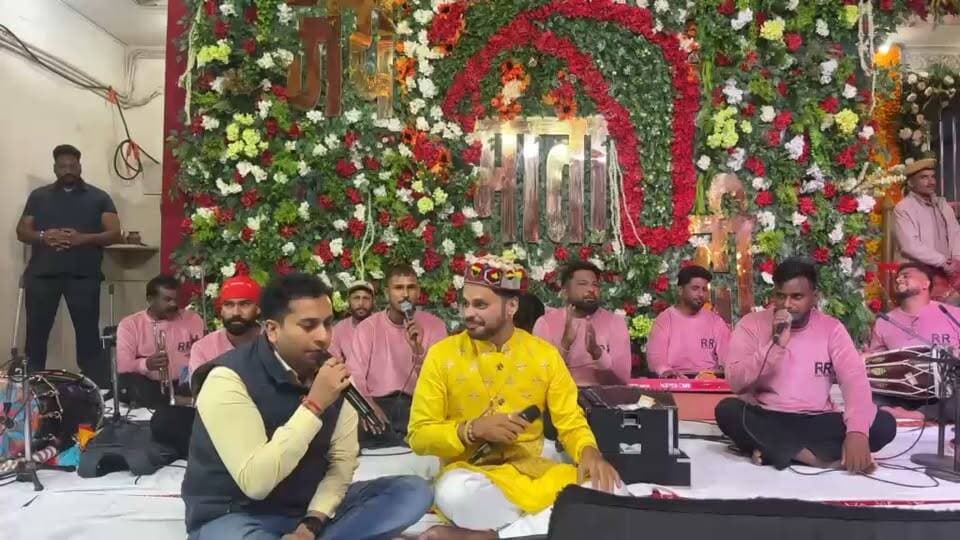 नवरात्रों में भजन संध्या में मंदिर न्यास के अध्यक्ष मेला अधिकारी एसडीएम धर्मपाल की, पंजाबी गायक रवि राघव के साथ जुगलबंदी
बिलासपुर श्री नैना देवी जी
हिमाचल प्रदेश के मशहूर शक्तिपीठ श्री नैना देवी में नवरात्रों के पावन उपलक्ष्य पर शाम के समय भजन संध्या का भव्य आयोजन किया जा रहा है
जिसमें गत रात पंजाब के मशहूर गायक रवि राघव ने मंदिर के प्रांगण में अपनी प्रस्तुति दी और अपनी मधुर आवाज से समा बांधा
इस मौके पर मंदिर न्यास के अध्यक्ष मेला अधिकारी एसडीएम धर्मपाल ने भी उनके साथ जुगलबंदी की और माता के दरबार में भजन गाकर माहौल को भक्ति मय दिया
