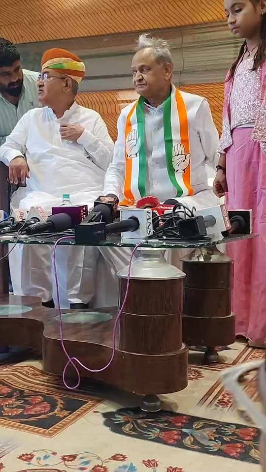 पूर्व मुख्यमंत्री अशोक गहलोत पहुंचे बीकानेर
पंचायत चुनाव को लेकर कार्यकर्ताओं में भरेंगे जोश
नाल में जनसभा को करेंगे संबोधित
जनसभा से पहले कर रहे है मीडिया से बातचीत
#bikaner #congress #ashokgahalot #press #rajasthan #bikaner_update