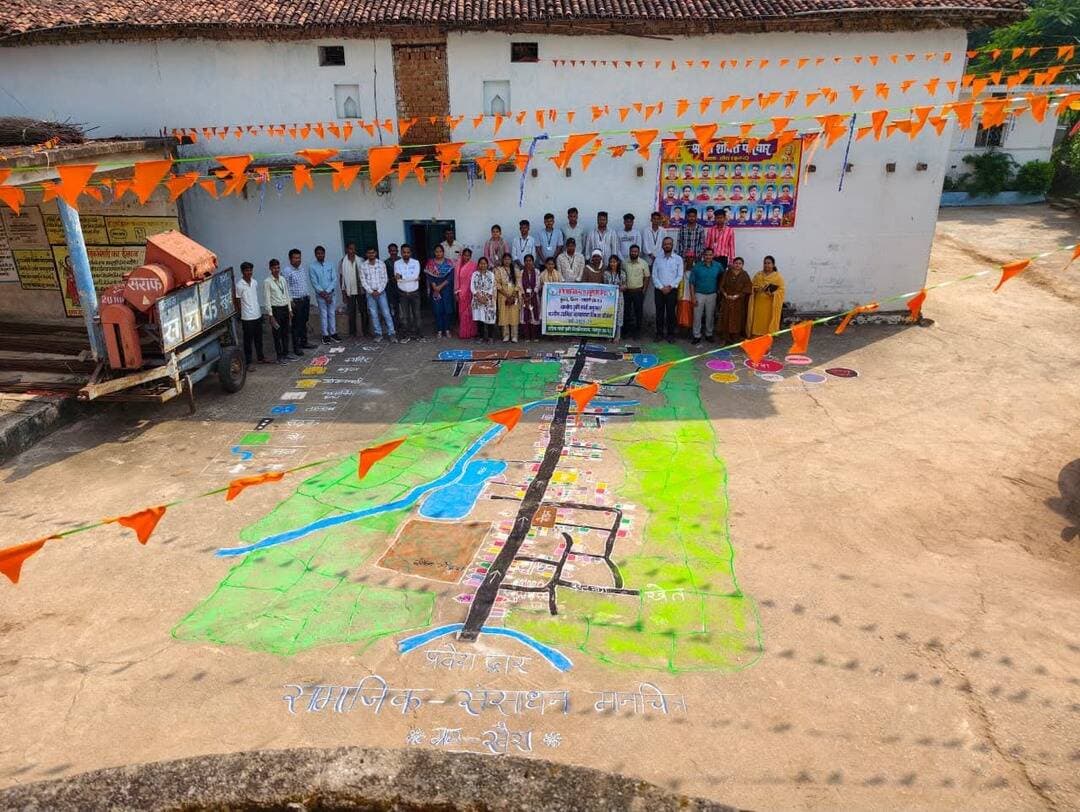 सेवा संकल्प अभियान अंतर्गत ग्रामीण क्षेत्रों की सामाजिक, आर्थिक एवं कृषि संबंधी परिस्थितियों को समझने और ग्रामीण विकास की वास्तविक आवश्यकताओं का आकलन करने के उद्देश्य से ग्रामीण कृषि कार्य अनुभव कार्यक्रम के अंतर्गत कृषि विद्यार्थियों द्वारा गाँव में सहभागितापूर्ण ग्रामीण मूल्यांकन (Participatory Rural Appraisal–PRA) की गतिविधियाँ संपन्न की गईं। इस दौरान विद्यार्थियों ने विभिन्न PRA तकनीकों का उपयोग कर ग्रामीण परिवेश, उपलब्ध संसाधनों, कृषि गतिविधियों तथा किसानों की समस्याओं का अध्ययन किया।
<nis:link nis:type=tag nis:id=सेवा_संकल्प_अभियान nis:value=सेवा_संकल्प_अभियान nis:enabled=true nis:link/> <nis:link nis:type=tag nis:id=sevasankalpabhiyan nis:value=SevaSankalpAbhiyan nis:enabled=true nis:link/> <nis:link nis:type=tag nis:id=dhamtari nis:value=dhamtari nis:enabled=true nis:link/>
CMO ChhattisgarhDPR Chhattisgarh