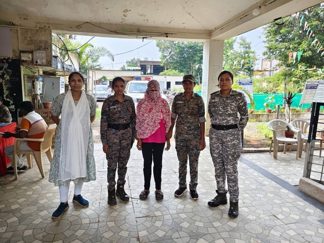 म्युल अकाऊंट प्रकरणात गडचिरोली पोलिसांची कारवाई!
07 युवतींच्या नावाने बँक खाती उघडून त्यांचा गैरवापर करण्यात आला. या खात्यांमधून ₹1.04 कोटींहून अधिक रकमेचे व्यवहार झाल्याचे तपासात निष्पन्न झाले.
याप्रकरणी 02 आरोपींना अटक करण्यात आली असून न्यायालयाने त्यांना 05 दिवसांची पोलीस कोठडी सुनावली आहे.
⚠️ आपले बँक खाते, ATM कार्ड, पासबुक, SIM कार्ड, PIN, पासवर्ड किंवा वैयक्तिक कागदपत्रे कोणालाही वापरण्यास देऊ नका.
सायबर फसवणूक झाल्यास तात्काळ 1930 या सायबर हेल्पलाईनवर संपर्क साधा किंवा जवळच्या पोलीस स्टेशनमध्ये तक्रार नोंदवा.
सतर्क राहा • सुरक्षित राहा • सायबर फसवणुकीपासून सावध राहा
#GadchiroliPolice #CyberCrime #CyberAwareness #OnlineFraud #MuleAccount CyberSafety 1930Helpline
@mahacyber @dgpmaharashtra @mramesh_ips