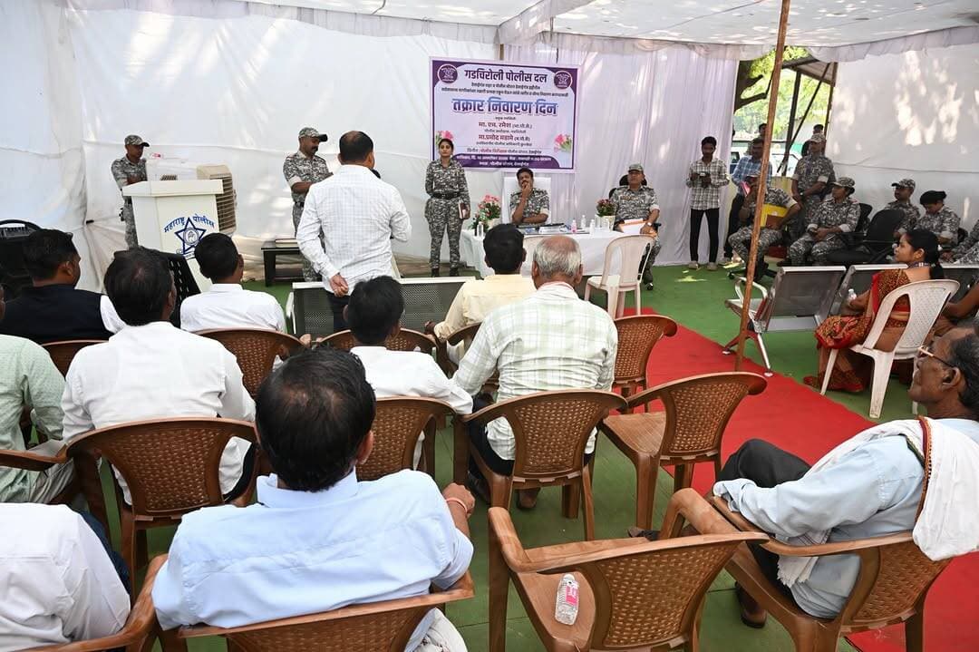 नागरिकांच्या तक्रारींना थेट प्रतिसाद… देसाईगंज येथे ‘तक्रार निवारण दिन’!
पोलीस अधीक्षक श्री. एम. रमेश यांच्या उपस्थितीत पोलीस स्टेशन देसाईगंज येथे तक्रार निवारण दिन व सायबर सुरक्षा जनजागृती कार्यक्रमाचे आयोजन करण्यात आले. यावेळी 100 हून अधिक नागरिक उपस्थित होते आणि प्राप्त तक्रारींपैकी 06 तक्रारींचा बैठकीदरम्यान कायदेशीर निपटारा करण्यात आला.
कार्यक्रमात नागरिकांशी थेट संवाद साधून त्यांच्या समस्या जाणून घेण्यात आल्या. तसेच ‘सायबर जनजागृती महिना’ अंतर्गत ऑनलाइन आर्थिक फसवणूक, बनावट लिंक, OTP-PIN फसवणूक, बनावट गुंतवणूक योजना आदी सायबर धोक्यांबाबत मार्गदर्शन करण्यात आले.
संवादातून विश्वास… तक्रारींच्या निवारणातून नागरिकांना दिलासा!
गडचिरोली पोलीस — सदैव आपल्या सोबत.
#GadchiroliPolice #DesaiganjPolice #GrievanceRedressal #CyberAwareness #CyberSafety CommunityPolicing