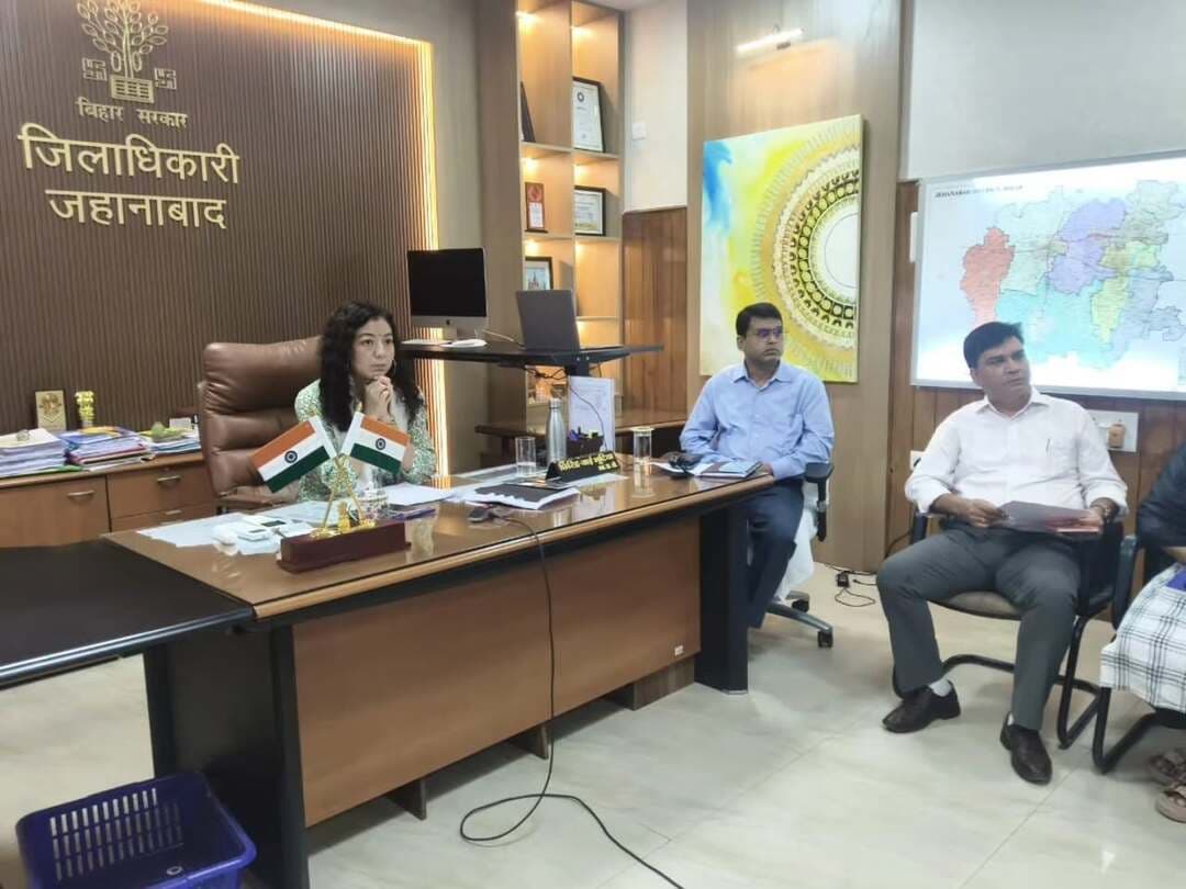 🌉 राज्य स्तरीय सहयोग कार्यक्रम में जहानाबादवासियों को माननीय मुख्यमंत्री की सौगात! गौरक्षणी–ठाकुरबाड़ी–दरधा पुल निर्माण को मिलेगी गति।
◆ राज्य स्तरीय सहयोग कार्यक्रम में माननीय मुख्यमंत्री श्री सम्राट चौधरी ने जनसमस्याओं की सीधी सुनवाई की। जहानाबाद से जिला पदाधिकारी श्रीमती छिरिङ वाई भूटिया वीडियो कॉन्फ्रेंसिंग के माध्यम से जुड़ीं।
✅ पुल निर्माण को बड़ी पहल: आवेदक श्री विनायक पोद्दार के मामले में जिला पदाधिकारी ने बताया कि पुल निर्माण हेतु प्राक्कलन एवं स्केच स्वीकृति के लिए भेजे जा चुके हैं। माननीय मुख्यमंत्री ने बिहार राज्य पुल निर्माण निगम को नवंबर 2026 तक तकनीकी स्वीकृति देकर शीघ्र निर्माण कार्य प्रारंभ कराने के निर्देश दिए।
🏡 आंगनवाड़ी भवन निर्माण: आवेदक श्री रजनीश कुमार के मामले में जिला पदाधिकारी ने बताया कि पश्चिमी बिगहा महादलित टोला में कायाकल्प योजना के अंतर्गत चयनित आंगनवाड़ी केंद्र का निर्माण कार्य प्रारंभ हो चुका है, जिसे अगले 03–04 माह में पूर्ण कर लिया जाएगा।
◆ जिला पदाधिकारी ने संबंधित पदाधिकारियों को विभागीय समन्वय स्थापित कर दोनों कार्यों का समयबद्ध एवं गुणवत्तापूर्ण निष्पादन सुनिश्चित करने के निर्देश दिए।
✨ जनसमस्याओं का समाधान, जहानाबाद के विकास को नई रफ्तार!
#राज्यस्तरीयसहयोगकार्यक्रम #पुलनिर्माण #जिलाप्रशासनजहानाबाद
#विकसितभारत_समृद्धबिहार_आदर्शजहानाबाद