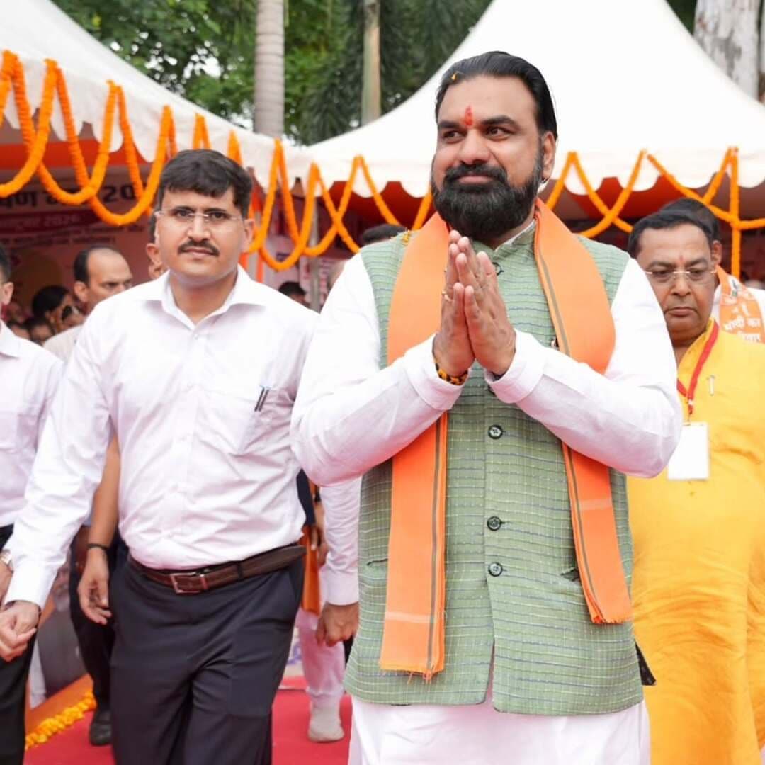 *बाबू वीर कुंवर सिंह की वीरगाथा को नई पीढ़ी तक पहुंचाने के लिए स्मृति संग्रहालय का होगा कायाकल्प :- मुख्यमंत्री*
माननीय मुख्यमंत्री श्री सम्राट चौधरी जी ने आज भोजपुर जिले के जगदीशपुर स्थित बाबू वीर कुंवर सिंह स्मृति संग्रहालय का निरीक्षण किया। इस दौरान मुख्यमंत्री ने महान स्वतंत्रता सेनानी बाबू वीर कुंवर सिंह की प्रतिमा पर माल्यार्पण कर उन्हें नमन किया तथा संग्रहालय में प्रदर्शित विभिन्न ऐतिहासिक एवं पुरातात्विक सामग्रियों का अवलोकन किया।
माननीय मुख्यमंत्री जी ने संग्रहालय में बाबू वीर कुंवर सिंह के जीवन, संघर्ष, शौर्य और स्वतंत्रता आंदोलन में उनके योगदान से संबंधित ऐतिहासिक तथ्यों एवं घटनाओं की विस्तृत जानकारी ली। बाबू वीर कुंवर सिंह के जीवन एवं कृतित्व पर आधारित लघु फिल्म की प्रस्तुति भी मुख्यमंत्री के समक्ष की गई।
माननीय मुख्यमंत्री जी के समक्ष बाबू वीर कुंवर सिंह स्मृति संग्रहालय के कायाकल्प एवं सौंदर्गीकरण से संबंधित विस्तृत प्रस्तुतीकरण दिया गया। प्रस्तुतीकरण का अवलोकन करने के बाद मुख्यमंत्री ने अधिकारियों को आवश्यक दिशा-निर्देश दिए। मुख्यमंत्री ने कहा कि बाबू वीर कुंवर सिंह स्मृति संग्रहालय का सौंदर्गीकरण एवं कायाकल्प बेहतर और आकर्षक ढंग से किया जाए। यह स्थल केवल पर्यटकों के लिए ही नहीं, बल्कि बाबू वीर कुंवर सिंह के जीवन एवं स्वतंत्रता आंदोलन पर अध्ययन करने वाले शोधार्थियों के लिए भी महत्वपूर्ण है। इसलिए यहां आने वाले शोधार्थियों के रहने-सहने एवं अन्य आवश्यक सुविधाओं की समुचित व्यवस्था सुनिश्चित की जाए। उन्होंने कहा कि संग्रहालय में मौजूद ऐतिहासिक एवं पुरातात्विक साक्ष्यों की मूल स्वरूप में सुरक्षा सुनिश्चित हो तथा उनके साथ किसी प्रकार की छेड़छाड़ नहीं हो। उन्होंने संग्रहालय परिसर में अवस्थित तालाब का भी बेहतर ढंग से सौंदर्गीकरण कराने का निर्देश दिया।
@samratchoudharybjp
#cmsamrat
#samratchoudhary
@brlps_jeevika
@artandculturebihar
@icds_directorate
@biharrevenue