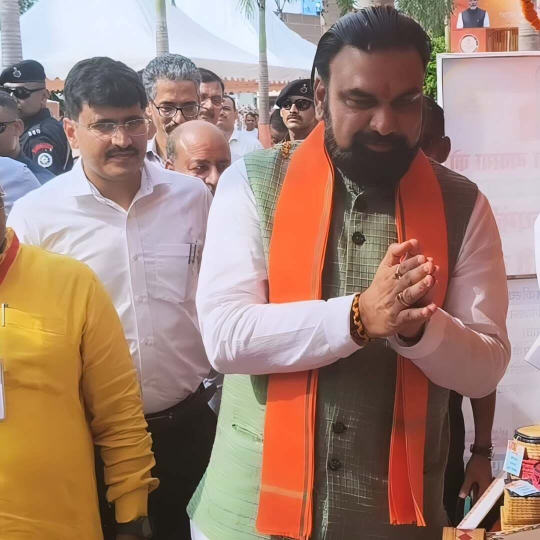 माननीय मुख्यमंत्री श्री सम्राट चौधरी जी ने संग्रहालय परिसर में शिक्षा विभाग, स्वास्थ्य विभाग, समाज कल्याण विभाग
तथा कला एवं संस्कृति विभाग द्वारा लगाए गए विभिन्न स्टॉलों का निरीक्षण किया। उन्होंने विभागों द्वारा संचालित योजनाओं एवं उपलब्ध कराई जा रही सुविधाओं की जानकारी ली।
इस दौरान मुख्यमंत्री ने भूमिहीन लाभार्थियों को बासगीत पर्चा प्रदान किया। माननीय मुख्यमंत्री जी कलाकार पेंशन योजना के लाभार्थियों ने पेंशन का लाभ मिलने पर मुख्यमंत्री के प्रति आभार व्यक्त किया।
स्वास्थ्य विभाग के स्टॉल के निरीक्षण के दौरान माननीय मुख्यमंत्री जी ने अधिकारियों एवं स्वास्थ्यकर्मियों से जिले में उपलब्ध स्वास्थ्य सुविधाओं की जानकारी ली। स्वास्थ्यकर्मियों ने बताया कि जिला अस्पतालों से मरीजों को पहले की अपेक्षा काफी कम संख्या में बाहर रेफर किया जा रहा है, जिसके कारण जिला अस्पतालों में ऑपरेशन की संख्या पहले की तुलना में लगभग तीन गुना बढ़ी है।
माननीय मुख्यमंत्री जी ने जीविका दीदियों द्वारा निर्मित विभिन्न उत्पादों का भी अवलोकन किया तथा उनके उत्पादों और प्रयासों की सराहना की।
इस अवसर पर योजना एवं विकास मंत्री श्री भगवान सिंह कुशवाहा, कला एवं संस्कृति मंत्री श्री प्रमोद कुमार, उच्च शिक्षा मंत्री श्री संजय सिंह टाइगर, श्रम संसाधन एवं प्रवासी श्रमिक कल्याण मंत्री सह भोजपुर जिला के प्रभारी मंत्री श्री अरुण शंकर प्रसाद, विधायक श्री राघवेंद्र प्रताप सिंह, विधायक श्री राधा चरण साह, विधायक श्री राकेश ओझा, विधान पार्षद श्री जीवन कुमार सहित अन्य जनप्रतिनिधिगण, मुख्य सचिव श्री प्रत्यय अमृत, पुलिस महानिदेशक श्रीमती प्रीता वर्मा, मुख्यमंत्री के सचिव श्री लोकेश कुमार सिंह, मुख्यमंत्री के सचिव श्री संजय कुमार सिंह, कला एवं संस्कृति विभाग के सचिव श्री प्रणव कुमार, भोजपुर के जिलाधिकारी श्री
मनेश कुमार मीणा, पुलिस अधीक्षक श्री अवधेश कुमार दीक्षित सहित अन्य वरीय अधिकारी उपस्थित थे।
@samratchoudharybjp
#cmsamrat
#samratchoudhary
@brlps_jeevika
@iprdbihar
@icds_directorate
@bihar_education_dept
@socialwelfarebihar
@artandculturebihar
@biharhealthdepartment