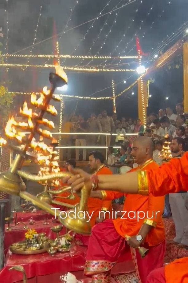 ### पिछड़ा वर्ग आयोग के उपाध्यक्ष सोहनलाल श्री माली ने मां गंगा की महाआरती में हुए शामिल
**मिर्जापुर।** नवरात्रि के दूसरे दिन विंध्याचल के पक्का घाट पर विंध्य विकास परिषद के तत्वावधान में भव्य मां गंगा महाआरती का आयोजन किया गया। राज्य पिछड़ा वर्ग आयोग के उपाध्यक्ष सोहनलाल श्री माली मुख्य अतिथि के रूप में शामिल हुए।
गंगा आरती प्रमुख रामानंद तिवारी की टीम ने विधि-विधान से पूजन कराया। इसके बाद पांच अर्चकों ने संगीतमय महाआरती की। इस दौरान 101 माताओं-बहनों ने एक साथ मां गंगा की आरती उतारी, जिससे पूरा घाट भक्तिमय हो उठा।
कार्यक्रम के अंत में सोहनलाल श्री माली को अंगवस्त्र और मां गंगा का चित्र भेंट कर सम्मानित किया गया। इस मौके पर जितेंद्र मिश्रा, प्रशांत उपाध्याय, धीरज तिवारी सहित कई गणमान्य लोग और हजारों श्रद्धालु मौजूद रहे।
#TodayMirzapur #MirzapurNews #मिर्जापुर #विंध्याचल #मां_गंगा_महाआरती #शारदीय_नवरात्रि