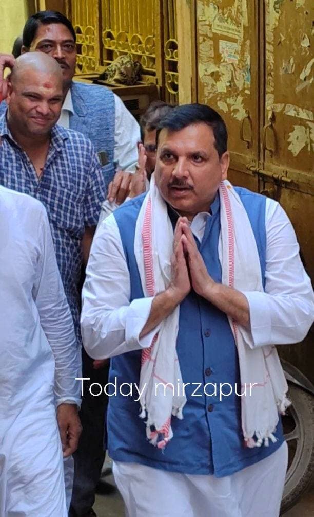 **आप नेता सुनील कुमार पाण्डेय के आवास पहुंचे राज्यसभा सांसद संजय सिंह, दिवंगत अनिल पाण्डेय के परिजनों से की मुलाकात**
**मिर्जापुर।** आम आदमी पार्टी के राज्यसभा सांसद संजय सिंह मंगलवार को आप नेता सुनील कुमार पाण्डेय के आवास पहुंचे। यहां उन्होंने सुनील कुमार पाण्डेय के बड़े भाई स्वर्गीय अनिल पाण्डेय के निधन पर शोक संवेदना व्यक्त की।
इस दौरान संजय सिंह ने दिवंगत अनिल पाण्डेय के बच्चों से मुलाकात कर उन्हें ढांढस बंधाया। साथ ही परिजनों से बातचीत कर उनका हालचाल जाना और इस दुख की घड़ी में अपनी संवेदनाएं व्यक्त कीं।
इस मौके पर परिवार के सदस्यों के बीच शोक का माहौल रहा।
#TodayMirzapur #SanjaySingh #AamAadmiParty #मिर्जापुर #संजयसिंह #सुनीलकुमारपाण्डेय #शोक_संवेदना