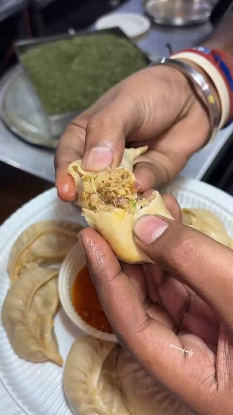 Momo Lover ❤️🤌
.
.
.
.
Follow Us @varunfoody ❤️ 🤤⚠️
.
Follow Us @varunfoody 🔥
.
Comment & Share 📍❤️❤️
.
Momos , momo lover , streetfood ,north indian food , momo , summers , india , corporate, mango season
.
Hashtag:-
#momolover #northindianfood #malaichaap #streetfood
