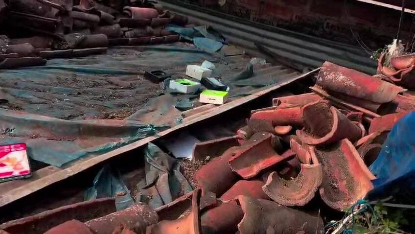 खूंटी: खूँटी के मेन रोड स्थित राज इलेक्ट्रॉनिक मोबाइल दुकान में चोरी, लाखों का सामान ले गए चोर
