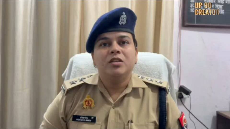 बांदा में नाबा*लिग पीड़िता के मामले में आरोपी गिरफ्तार, न्यायालय भेजा गया
बांदा। जनपद बांदा में एक नाबा*लिग पीड़िता के मामले में पुलिस ने आरोपी को गिरफ्तार किया है। पुलिस के अनुसार, नाबा*लिग पीड़िता इलाज के लिए जिला अस्पताल पहुंची थी, जहां प्रसव के दौरान मृ*त नव*जात शिशु का जन्म हुआ। इसके बाद नव*जात के पंचनामा और पोस्टमार्टम की कार्रवाई की गई।
मामले में पीड़िता के पिता की तहरीर के आधार पर थाना पैलानी में अभियोग पंजीकृत किया गया। विवेचना के दौरान सामने आए साक्ष्यों के आधार पर पुलिस ने आरोपी मंजू उर्फ बंटा पुत्र देवीदीन, निवासी पैलानी थाना क्षेत्र, को गिरफ्तार कर न्यायालय में पेश किया, जहां से उसे न्यायिक अभिरक्षा में भेज दिया गया। पुलिस के अनुसार, मामले में अग्रिम वैधानिक कार्रवाई जारी है।
इस संबंध में क्षेत्राधिकारी सदर प्रतिज्ञा सिंह ने वीडियो बाइट के माध्यम से जानकारी दी।
#BandaNews #BandaPolice #UPPolice #Pailani #CrimeNews