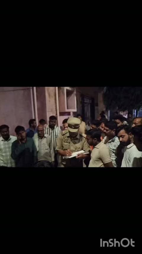 बांगरमऊ में दो बाइकों की आमने-सामने भिड़ंत, दूध डेयरी संचालक के बेटे की मौत, दूसरा गंभीर
कल्याणी नदी के सामने माढापुर मार्ग पर हुआ हादसा, परिवार में मचा कोहराम
बांगरमऊ, उन्नाव। बांगरमऊ कोतवाली क्षेत्र के माढापुर मार्ग पर कल्याणी नदी के सामने सोमवार देर शाम करीब आठ बजे दो बाइकों की आमने-सामने जोरदार भिड़ंत हो गई। हादसे में दूध डेयरी संचालक के 32 वर्षीय बेटे की मौत हो गई, जबकि दूसरी बाइक सवार 18 वर्षीय युवक गंभीर रूप से घायल हो गया। सूचना पर पहुंची पुलिस ने शव को कब्जे में लेकर पोस्टमार्टम के लिए भेजने की तैयारी शुरू कर दी। वहीं, घायल को उपचार के लिए जिला अस्पताल रेफर किया गया है।
मिली जानकारी के अनुसार, शुर्तिमान उर्फ चुन्नी (32) पुत्र जगत नारायण, निवासी शिवदुलार पुरवा, मिश्रखेड़ा, थाना बांगरमऊ, दूध लेकर बांगरमऊ स्थित डेयरी पर आ रहे थे। इसी दौरान कल्याणी नदी के सामने भिखारीपुर कस्बा निवासी विशाल (18) पुत्र संतोष कुमार की बाइक से उनकी आमने-सामन�