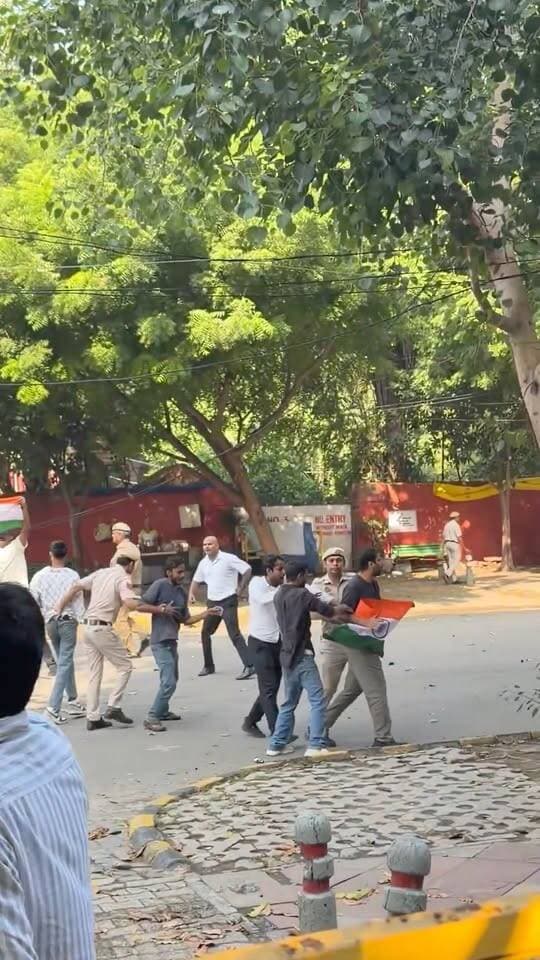 जंतर-मंतर पर दीवार फांदकर पहुंचे CJP नेता आशुतोष रांका और सौरभ दास, दिल्ली पुलिस ने हिरासत में लिया
#Delhi #दिल्ली #JantarMantar #जंतरमंतर #CJP #AshutoshRanka #SaurabhDas #DelhiPolice #प्रदर्शन #राजनीति #BreakingNews #LatestNews #Pratigya #VoiceOfPratigyaMediaGroup