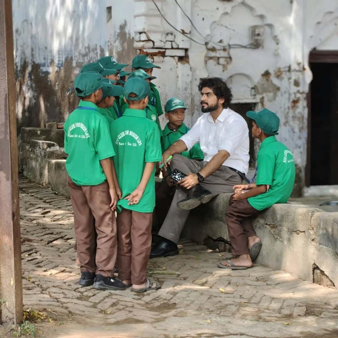 प्राथमिक विद्यालय अमखेड़ा के बच्चों की अनूठी पहल, दुकानदारों व ग्रामीणों को किया जागरूक
मां जगदंबा की भक्ति के साथ धरती मां की रक्षा का भी लिया संकल्प
माधौगढ़, जालौन। नवरात्रि के पावन अवसर पर प्राथमिक विद्यालय अमखेड़ा के बच्चों ने आस्था के साथ पर्यावरण संरक्षण का संदेश देते हुए एक सराहनीय पहल की। प्रधानाध्यापक विपिन उपाध्याय के निर्देशन में Eco Club for Mission LiFE के अंतर्गत विद्यार्थियों ने गांव में जागरूकता अभियान चलाकर दुकानदारों एवं ग्रामीण जनों को स्वच्छता, जल संरक्षण और कचरे के उचित निस्तारण के प्रति जागरूक किया।
विद्यार्थियों ने गांव की दुकानों, मंदिरों एवं प्रमुख सार्वजनिक स्थानों पर जागरूकता पोस्टर लगाए और लोगों से अपील की कि नवरात्रि के दौरान निकलने वाले फूल, फल, पूजा सामग्री एवं प्लास्टिक कचरे को इधर-उधर न फेंकें, बल्कि उसका उचित निस्तारण करें। साथ ही दुकानदारों से अपनी दुकानों एवं आसपास के क्षेत्र को स्वच्छ रखने तथा अनावश्यक रूप से पानी बर्बाद न करने का आग्रह किया।
विद्यालय के प्रधानाध्यापक विपिन उपाध्याय ने बताया कि नवरात्रि के दौरान मंदिरों, बाजारों एवं धार्मिक स्थलों पर श्रद्धालुओं की संख्या बढ़ने के साथ फूल-माला, फल, प्रसाद एवं प्लास्टिक से निकलने वाले कचरे की मात्रा भी बढ़ जाती है। इसी को ध्यान में रखते हुए बच्चों ने स्वयं आगे बढ़कर समाज को जागरूक करने का यह नवाचार किया। इसका उद्देश्य बच्चों में पर्यावरण के प्रति जिम्मेदारी विकसित करने के साथ-साथ उनके माध्यम से समुदाय तक सकारात्मक संदेश पहुंचाना है।
अभियान के दौरान बच्चों ने बेहद प्रभावी संदेश दिया—
“मां जगदंबा की भक्ति के साथ धरती मां की रक्षा भी हमारी जिम्मेदारी है।”
बच्चों ने ग्रामीणों से अपील की कि पूजा और आस्था के साथ स्वच्छता को भी अपनी दिनचर्या का हिस्सा बनाएं, प्लास्टिक का कम से कम उपयोग करें, जल की प्रत्येक बूंद का महत्व समझें और अपने आसपास के वातावरण को स्वच्छ एवं हरित बनाए रखें।
विद्यालय की इस पहल ने नवरात्रि जैसे धार्मिक एवं सांस्कृतिक पर्व को पर्यावरण संरक्षण, स्वच्छता और सामाजिक जिम्मेदारी से जोड़ते हुए बच्चों को केवल कक्षा में सीखने के बजाय समाज में सकारात्मक बदलाव के वाहक बनने का अवसर प्रदान किया। ग्रामीणजनों और अभिभावकों ने इस पहल की बहुत प्रशंसा की।
BSA Jalaun Official