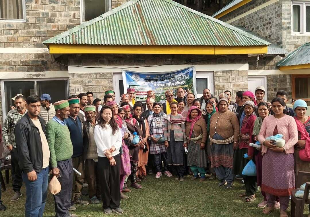 पांगी घाटी में किसानों को सरकारी योजनाओं की जानकारी, शौर में जागरूकता शिविर के दौरान बांटे बीज
मुख्यमंत्री सुक्खू द्वारा पांगी को प्रदेश का पहला प्राकृतिक खेती उपमंडल घोषित करना किसानों के लिए गौरव की बात : ललित ठाकुर
हिमाचल 84 टीवी ब्यूरो पांगी।
पांगी घाटी के दौरे के दौरान कृषि एवं बागवानी क्षेत्र को बढ़ावा देने के उद्देश्य से ग्राम पंचायत शौर में किसान जागरूकता शिविर का आयोजन किया गया। शिविर की अध्यक्षता कृषि उपज मंडी समिति (APMC) चंबा के चेयरमैन ललित ठाकुर ने की। इस दौरान प्रदेश सरकार की ओर से किसानों के कल्याण और कृषि क्षेत्र को सशक्त बनाने के लिए चलाई जा रही विभिन्न जनकल्याणकारी योजनाओं की जानकारी दी गई।
शिविर में कृषि विभाग और बागवानी विभाग के अधिकारियों एवं विशेषज्ञों ने किसानों को विभागीय योजनाओं, कृषि गतिविधियों को प्रोत्साहित करने और उपलब्ध सुविधाओं के बारे में विस्तार से बताया। इस अवसर पर कृषि विभाग की ओर से किसानों को बीज भी वितरित किए गए, ताकि वे आगामी फसल चक्र के लिए बेहतर तैयारी कर सकें।
ललित ठाकुर ने कहा कि मुख्यमंत्री सुखविंदर सिंह सुक्खू द्वारा पांगी घाटी को प्रदेश का पहला प्राकृतिक खेती उपमंडल घोषित करना क्षेत्र के किसानों के लिए गर्व और कृतज्ञता का विषय है। उन्होंने इस महत्वपूर्ण पहल के लिए मुख्यमंत्री का आभार व्यक्त करते हुए कहा कि प्राकृतिक खेती को प्रोत्साहन मिलने से घाटी में पारंपरिक कृषि पद्धतियों को नई पहचान मिल सकती है।
उन्होंने कहा कि प्राकृतिक रूप से उगाए गए जौ, मक्की और गेहूं जैसी फसलों पर न्यूनतम समर्थन मूल्य (MSP) लागू करना किसानों के हित में एक ऐतिहासिक कदम है। इसके सकारात्मक परिणाम धीरे-धीरे सामने आ रहे हैं और घाटी के किसानों को इस पहल से लाभ मिलने लगा है।
शिविर में पंचायत प्रधान, उपप्रधान, बीडीसी सदस्य तथा कृषि एवं बागवानी विभाग के विशेषज्ञ मौजूद रहे। कार्यक्रम का उद्देश्य किसानों को सरकारी योजनाओं के प्रति जागरूक करना और प्राकृतिक खेती को बढ़ावा देकर उनकी आर्थिक स्थिति मजबूत करने के प्रयासों को गति देना रहा।