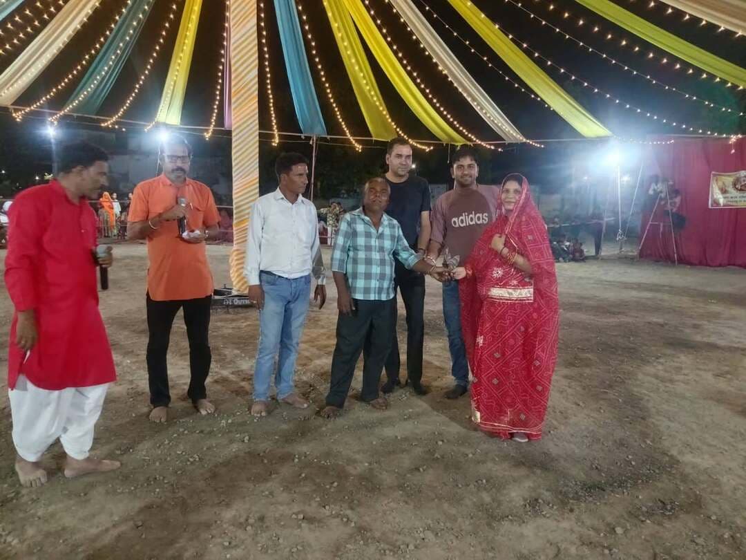 मां जगदम्बा की आराधना के साथ सजेगी गरबा की धूम, 11 से 20 अक्टूबर तक होगा मातेश्वरी गरबा महोत्सव
शाहपुरा /भीलवाड़ा :सुभाष व्यास
शाहपुरा। मां जगदम्बा की भक्ति, गरबा की उमंग और सांस्कृतिक रंगों से सराबोर मातेश्वरी गरबा मंडल की ओर से आयोजित मातेश्वरी गरबा महोत्सव-2026 का आयोजन 11 से 20 अक्टूबर तक भव्य रूप से किया जा रहा है। माताजी के विसर्जन तक चलने वाले इस महोत्सव को लेकर सर्वसमाज में उत्साह का माहौल है। प्रतिदिन शाम 8 बजे से नए बस स्टैंड के पीछे गरबा महोत्सव आयोजित होगा।
आयोजन समिति के अध्यक्ष एवं पूर्व पार्षद जसमेंदर सिंह (मोगली), संजय मिश्रा, धनराज जीनगर, अंकित वैष्णव, महेंद्र सिंह भाटी, हेमराज जाट, मनीष मीणा, आनंद सिंह और संदीप कुमार टेलर ने बताया कि महोत्सव में मां जगदम्बा की आराधना के साथ गरबा नृत्य और विभिन्न सांस्कृतिक गतिविधियों के माध्यम से धार्मिक आस्था और सामाजिक एकता का संदेश दिया जाएगा।
भक्ति, संस्कृति और सामाजिक एकता का संगम
मातेश्वरी गरबा महोत्सव केवल धार्मिक आयोजन तक सीमित नहीं है, बल्कि यह हमारी सांस्कृतिक परंपराओं को जीवंत बनाए रखने और समाज में आपसी प्रेम, सद्भाव एवं भाईचारे को मजबूत करने का भी माध्यम है। प्रतिवर्ष आयोजित होने वाला यह महोत्सव सर्वसमाज के लोगों को एक मंच पर लाकर सामाजिक एकता की मिसाल पेश करता है।
महोत्सव के दौरान गरबा गीतों की धुन पर श्रद्धालु मां जगदम्बा की भक्ति में लीन होकर गरबा नृत्य करेंगे। आयोजन को भव्य एवं यादगार बनाने के लिए समिति द्वारा तैयारियां की जा रही हैं।
आयोजन समिति ने सर्वसमाज के सभी परिवारों से महोत्सव में अधिक से अधिक संख्या में पहुंचकर मां जगदम्बा की आराधना करने तथा गरबा महोत्सव में सहभागिता निभाने की अपील की है।