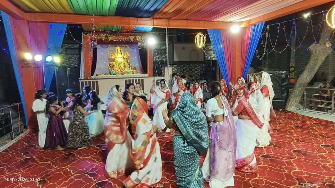 नवदुर्गा गरबा महोत्सव में भक्ति और उत्साह का माहौल
महेश कुमार बिड़ला/मीडिया प्रभारी मांडल भीलवाड़ा
माण्डल। कस्बे में पोस्ट ऑफिस के पास नवदुर्गा गरबा कमेटी के तत्वावधान में शारदीय नवरात्रि के अवसर पर नौ दिवसीय गरबा महोत्सव का आयोजन किया जा रहा है। नवरात्रि के नौ दिनों तक चलने वाले इस आयोजन में प्रतिदिन शाम 7:30 बजे माँ दुर्गा की आरती के साथ प्रसाद वितरण किया जाता है। इसके बाद माता रानी के भक्ति गीतों पर महिलाएं, युवतियां एवं बालिकाएं पारंपरिक गरबा नृत्य में भाग लेती हैं।
गरबा महोत्सव के दौरान श्रद्धालुओं में विशेष उत्साह देखने को मिल रहा है। धार्मिक आस्था और सांस्कृतिक परंपराओं से जुड़े इस आयोजन में भक्तिमय माहौल बना हुआ है। नवदुर्गा गरबा कमेटी की ओर से श्रद्धालुओं से परिवार सहित आयोजन में शामिल होकर माँ दुर्गा का आशीर्वाद प्राप्त करने की अपील की गई है।